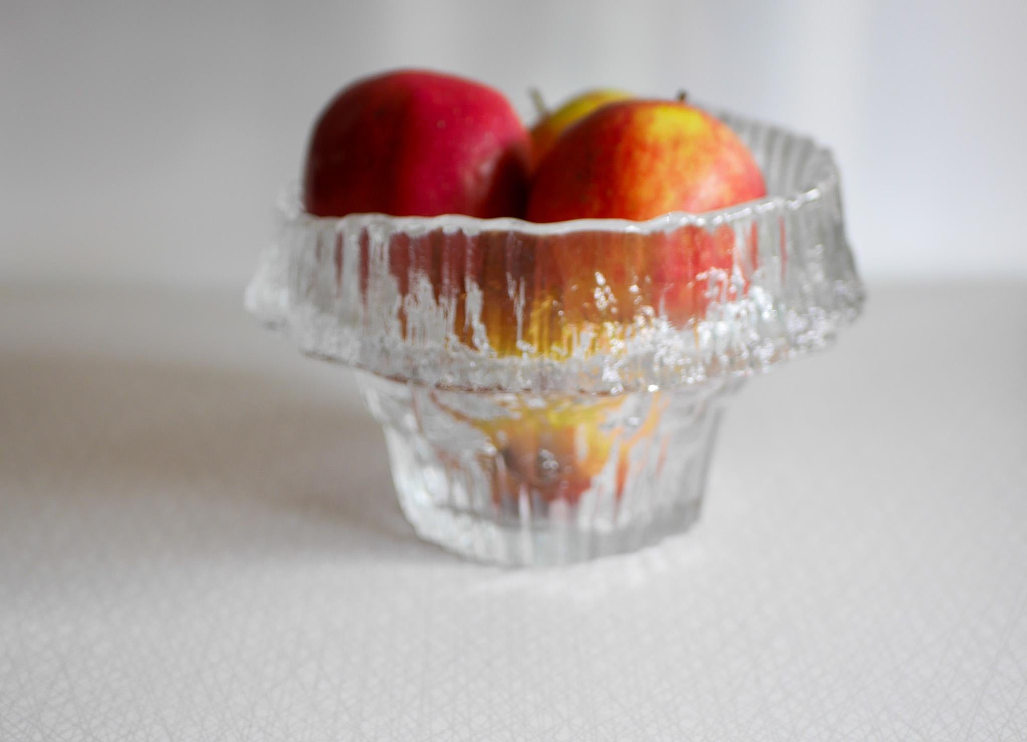 Finnish art glass design, a “Stellaria” bowl made by Tapio Wirkkala for Iittala In Good Condition For Sale In Skarpnäck, SE