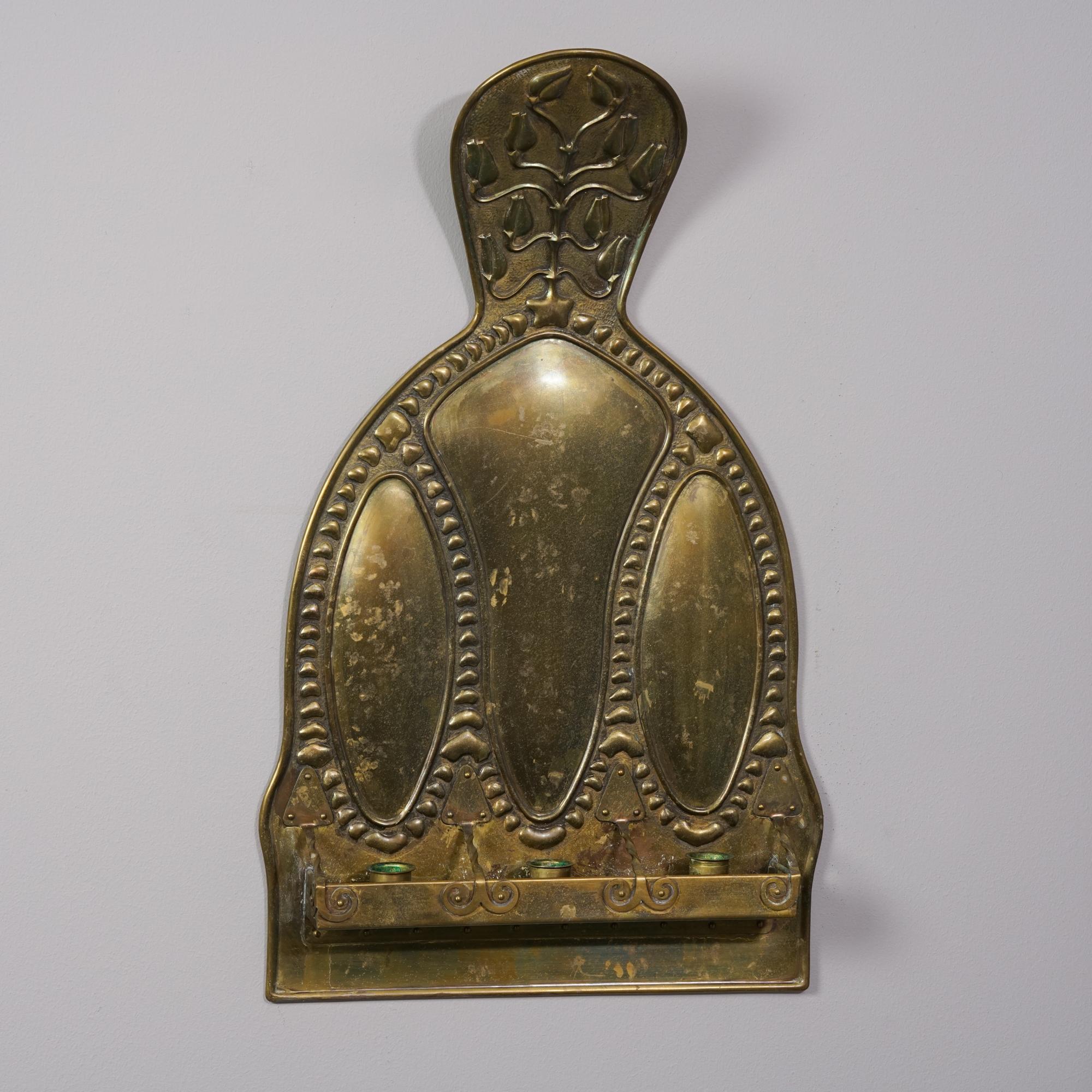 Candelabro finlandés Art Nouveau de latón de finales del siglo XIX / principios del XX. Cabe en tres candelabros. Diseñador desconocido. Buen estado vintage, pequeños desgastes y pátina propios de la edad y el uso. 