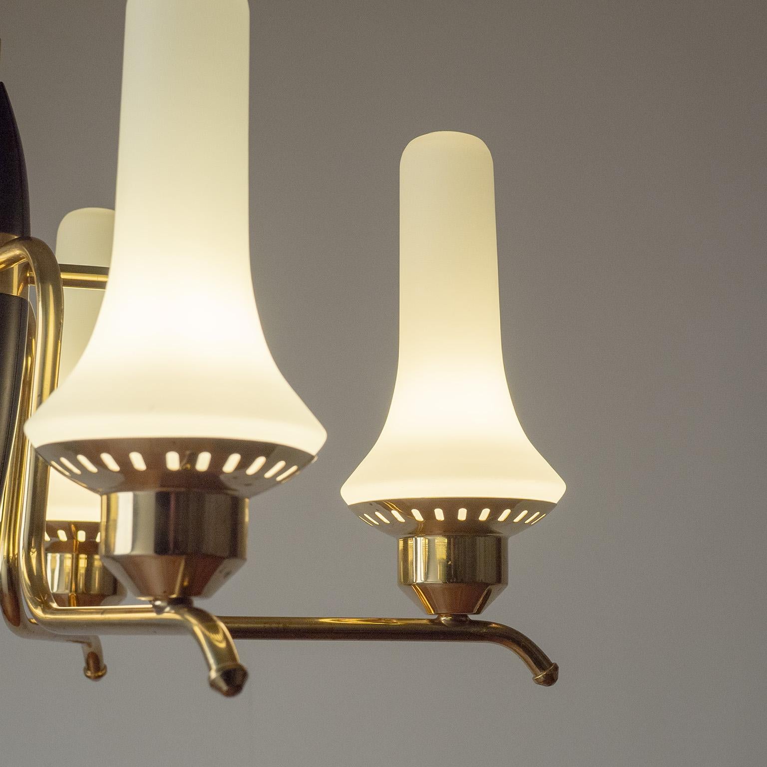 Mid-Century moderno Lampadario finlandese in ottone e vetro, anni '50 in vendita