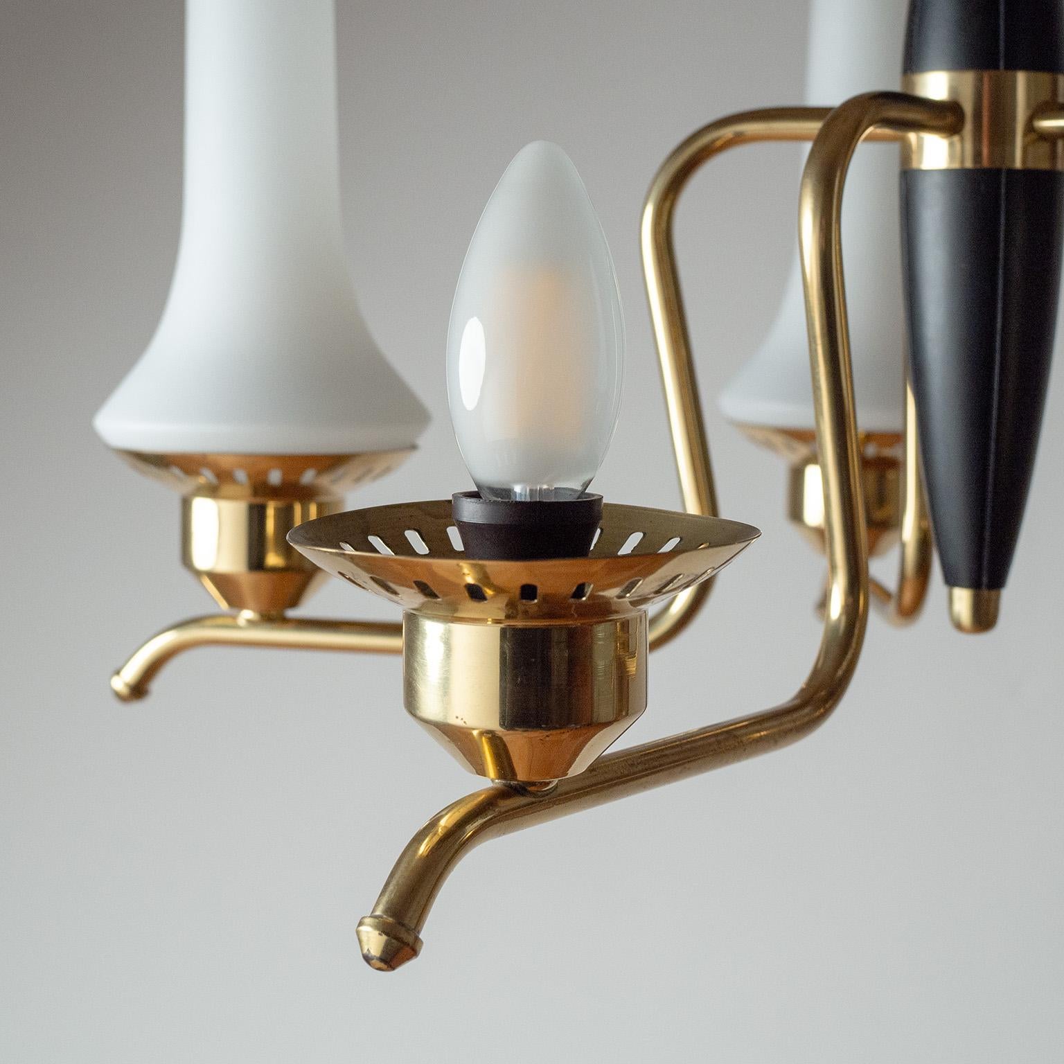Lampadario finlandese in ottone e vetro, anni '50 In condizioni buone in vendita a Vienna, AT