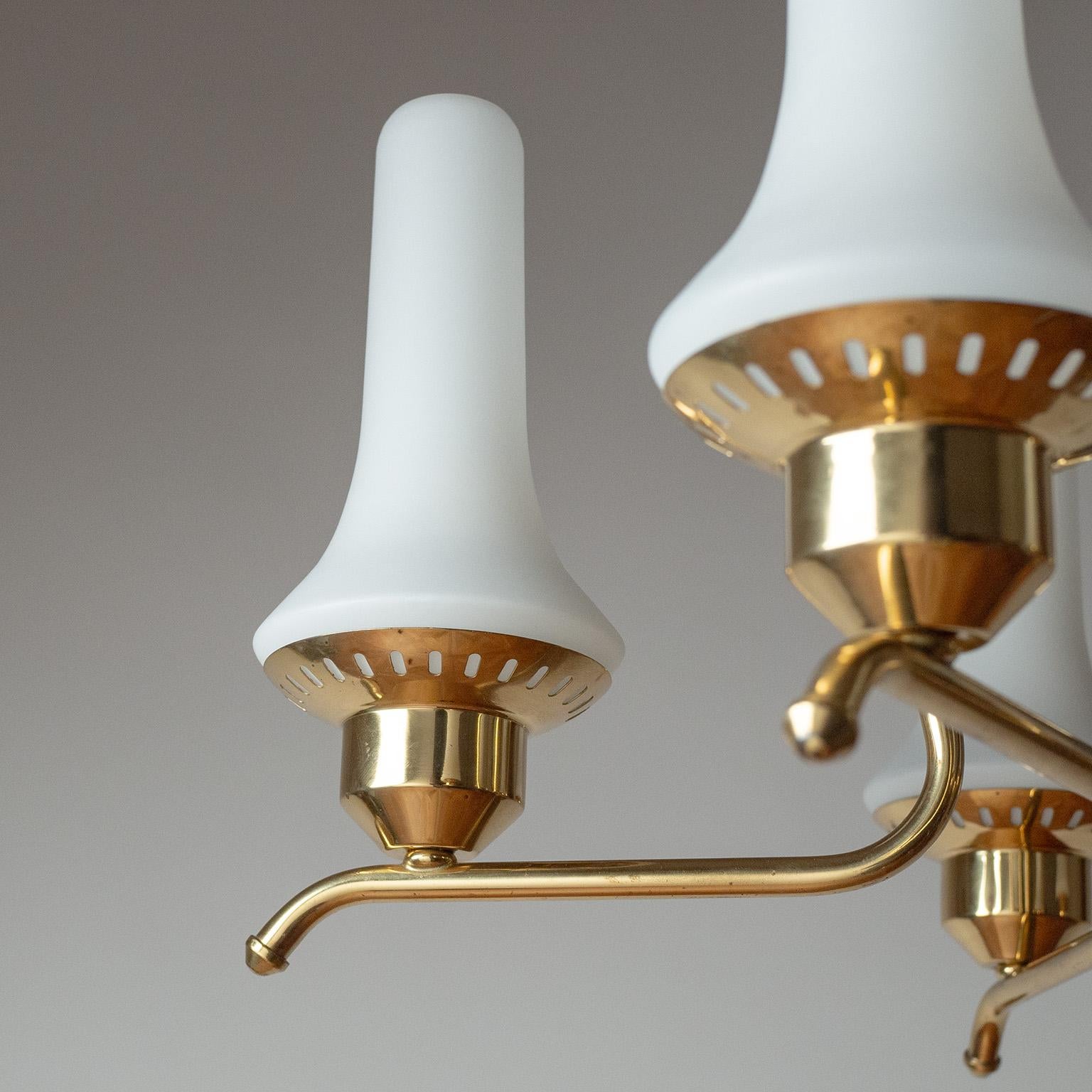 Ottone Lampadario finlandese in ottone e vetro, anni '50 in vendita