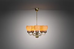 Lampadario finlandese in ottone e vetro opalino di Saariston Valaisin, Finlandia, 1950 ca.