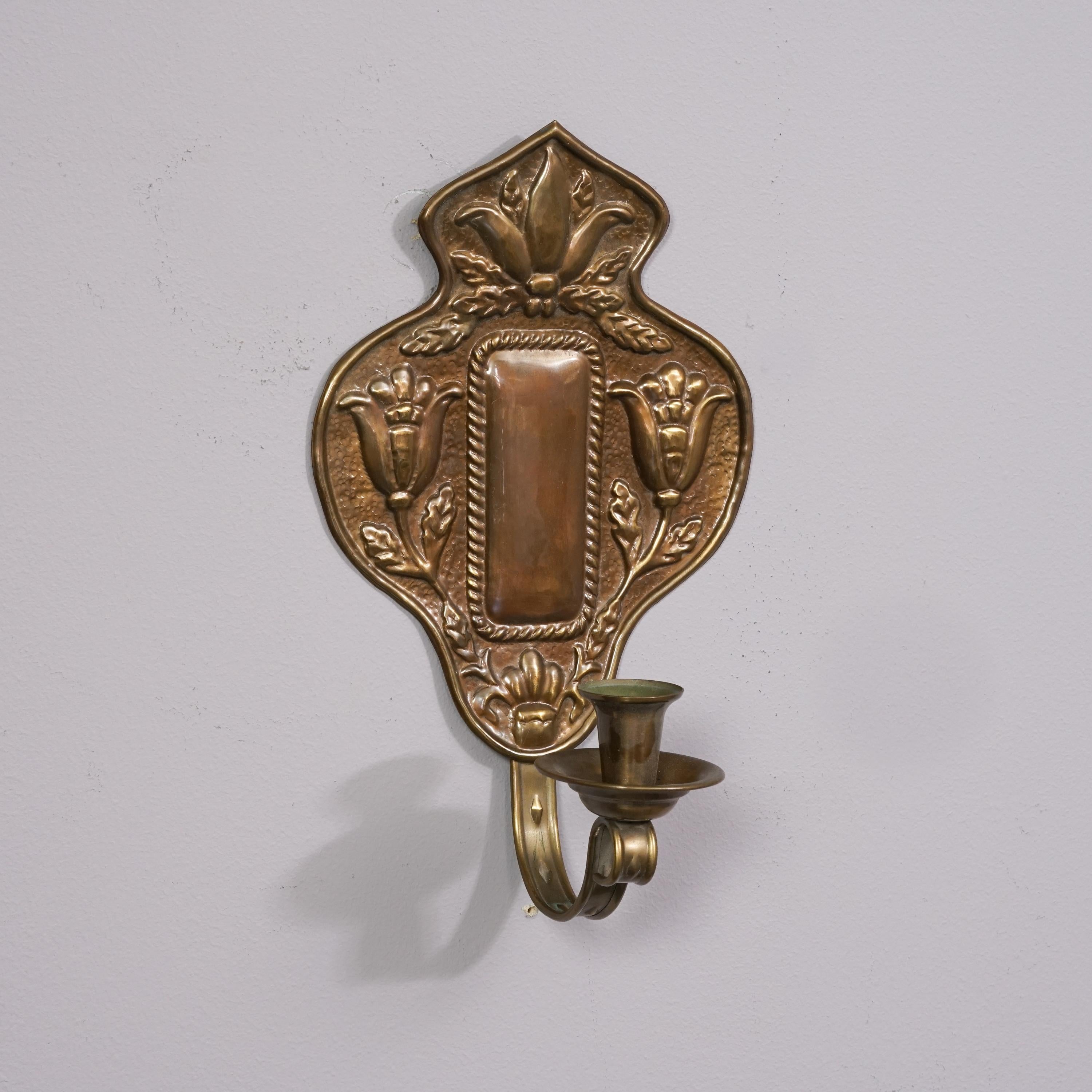 Bellissima applique finlandese in stile Art Déco in ottone modello 1100 di Taidetakomo Hakkarainen degli anni '20/'30. Buone condizioni vintage, lievi segni di usura dovuti all'età e all'uso.