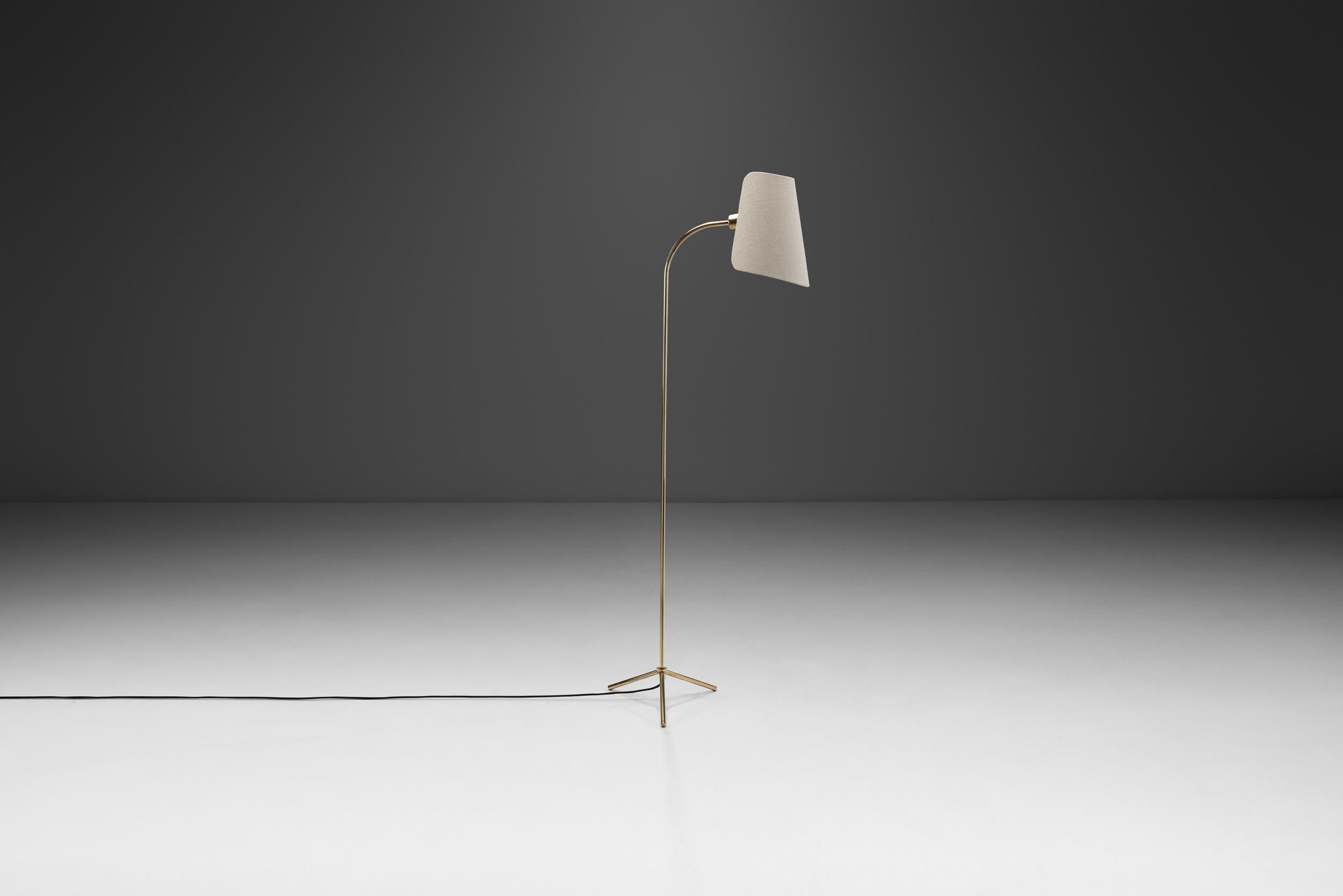 Mid-Century Modern Finnish Brass Floor Lamp for Stockmann Orno, Finland Mid-20th Century For Sale