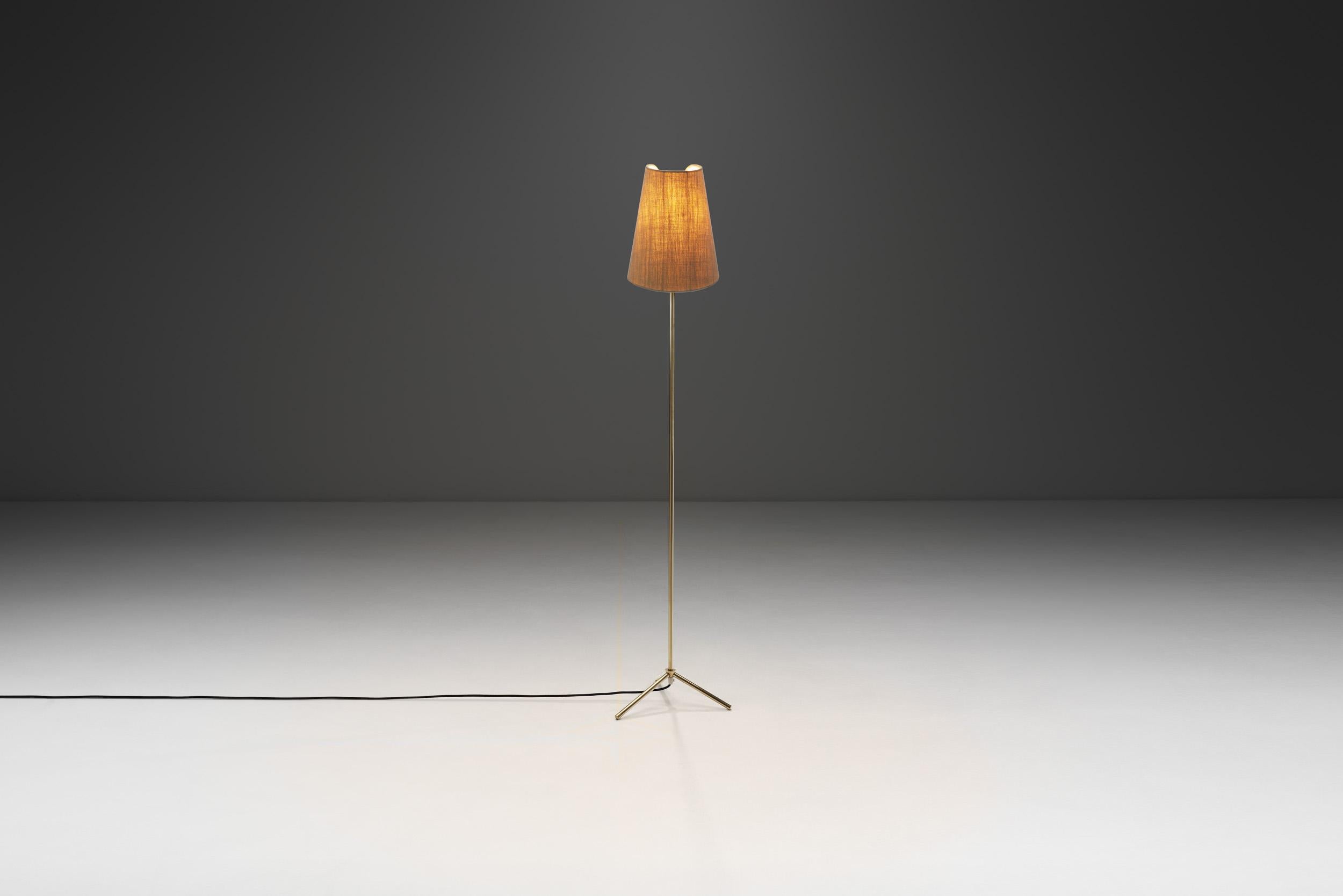 Finnish Brass Floor Lamp for Stockmann Orno, Finland Mid-20th Century In Good Condition For Sale In Utrecht, NL