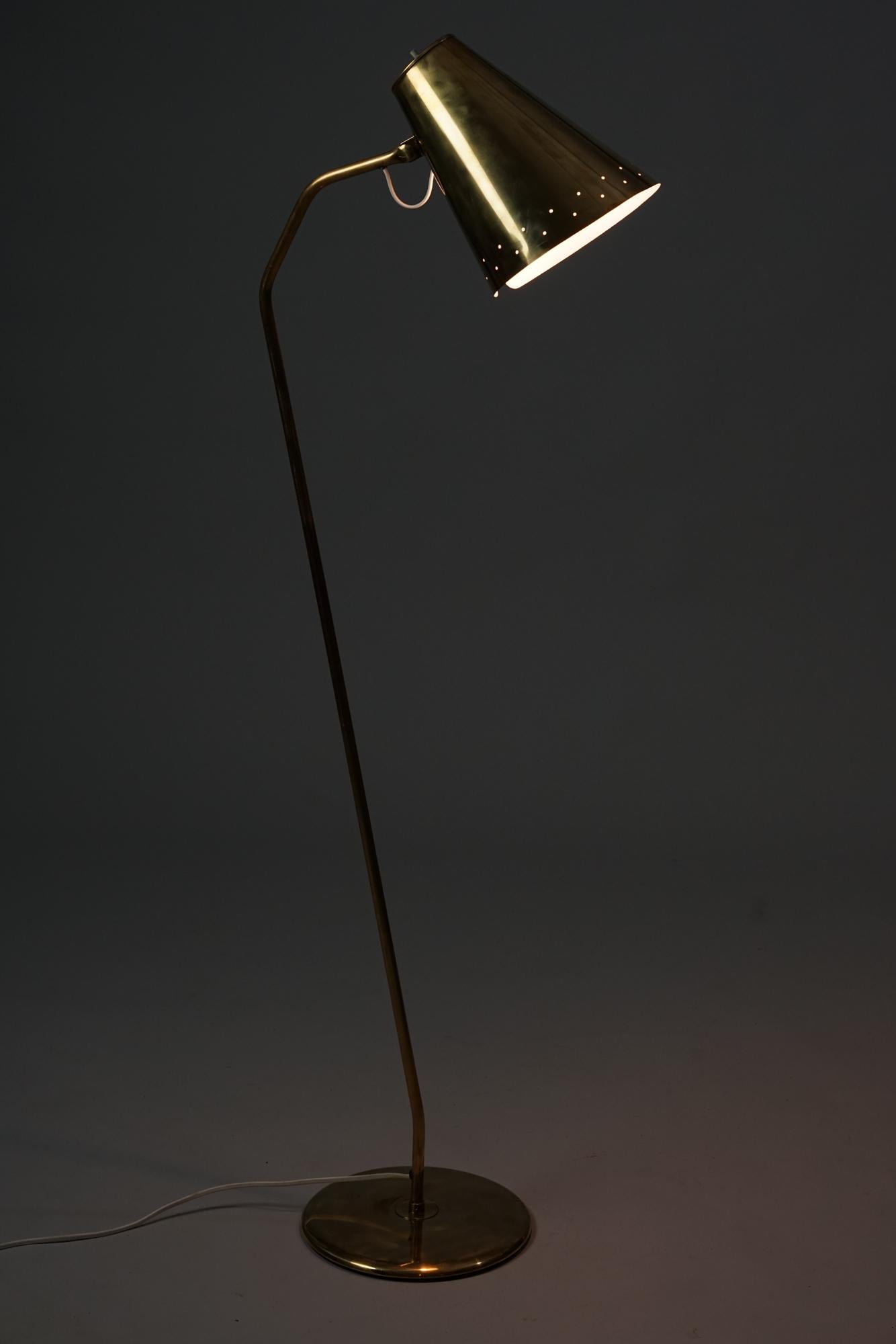 Finnische Stehlampe aus Messing im Stil von Paavo Tynell aus den 1950er Jahren. Messing. Guter Vintage-Zustand, leichte Patina im Einklang mit Alter und Gebrauch. Schöne Stehlampe im skandinavisch-modernen Stil. 

Diese zierliche Stehlampe zeichnet
