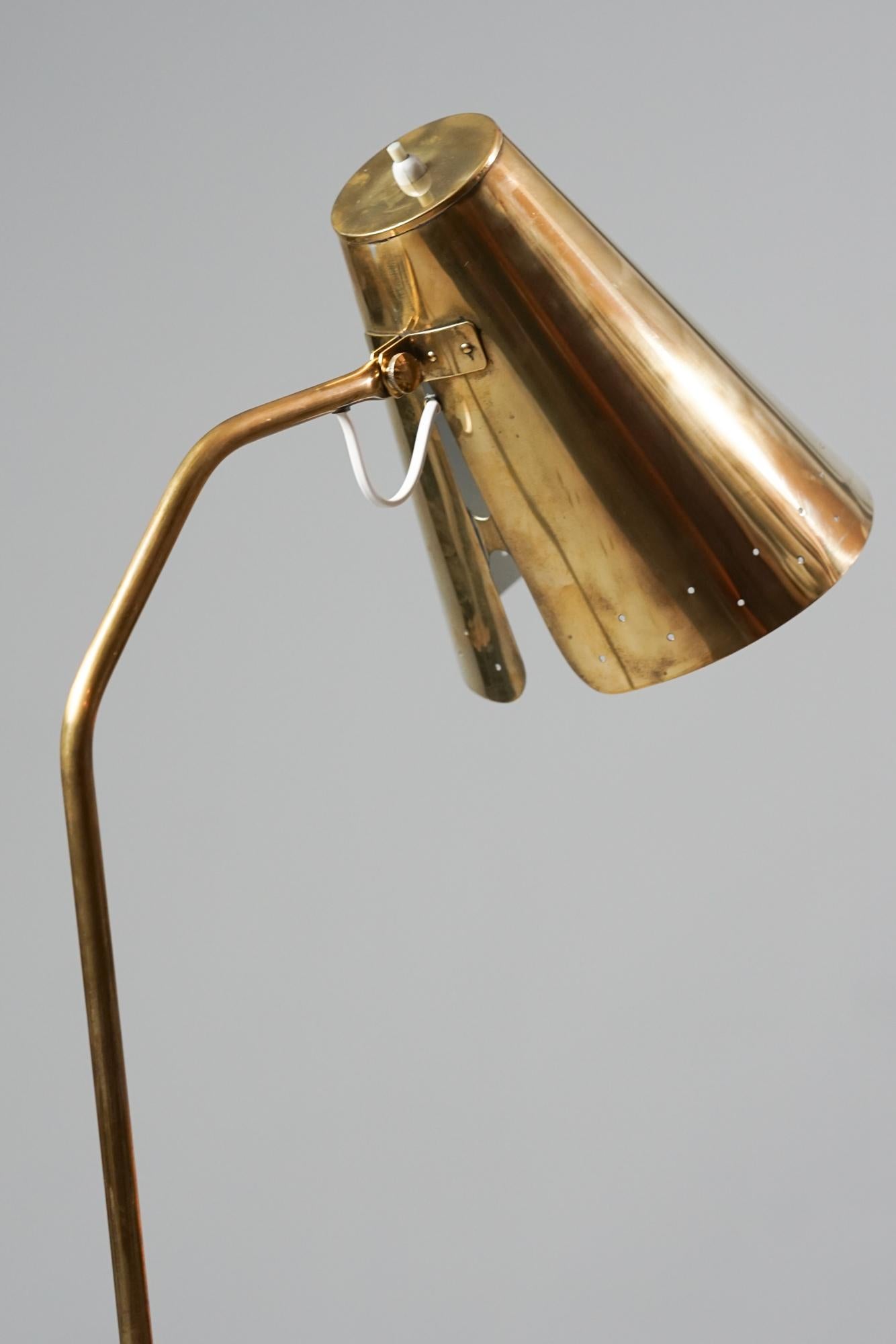 Finnish Brass Floor Lamp in Paavo Tynell style, 1950s  In Good Condition For Sale In Helsinki, FI