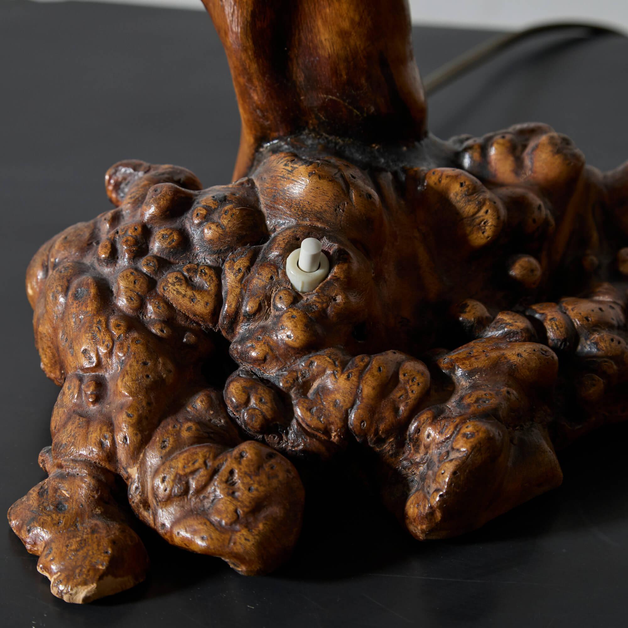 Lámpara de mesa finlandesa de madera de fresno Madera de burl en venta