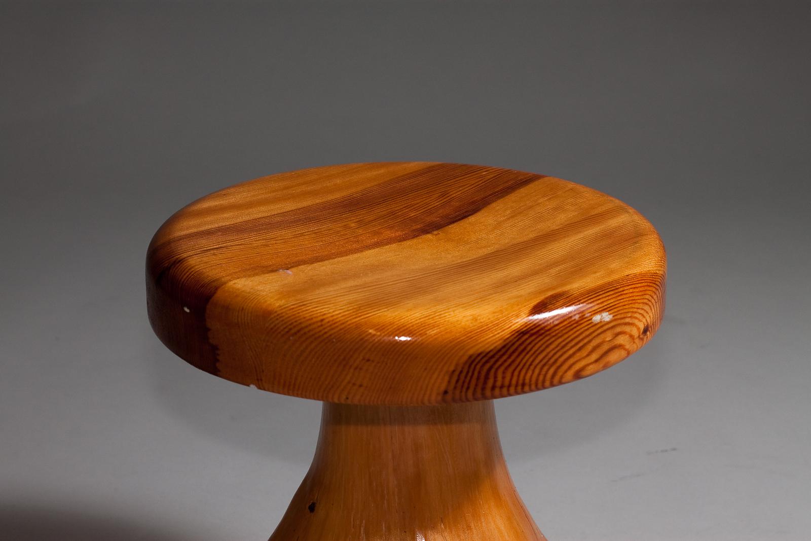 Finnish c. 1960's children's solid pine branch stool In Good Condition For Sale In Turku, Varsinais-Suomi