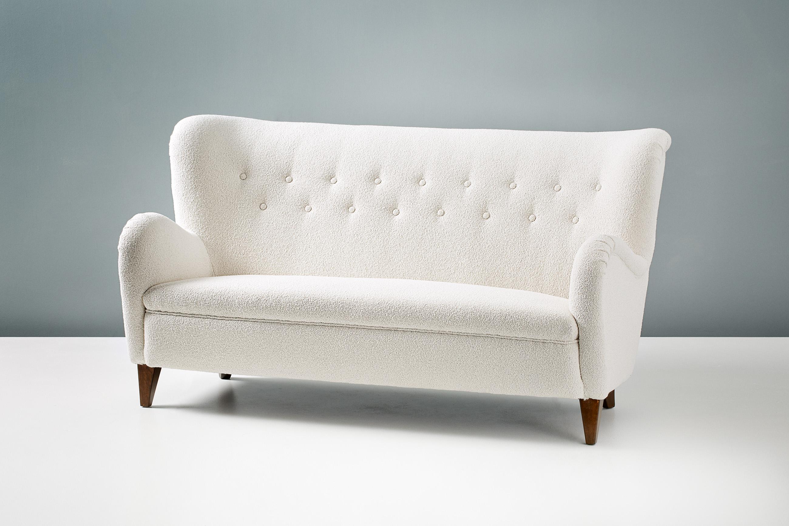 Finnischer Kunsttischler

Geschwungenes Sofa, 1940er Jahre.

Geschwungenes Sofa, hergestellt in Finnland in den 1940er Jahren. Das Sofa hat geschnitzte, gebeizte Ulmenholzbeine und wurde mit einem luxuriösen Bouclé-Stoff aus einer