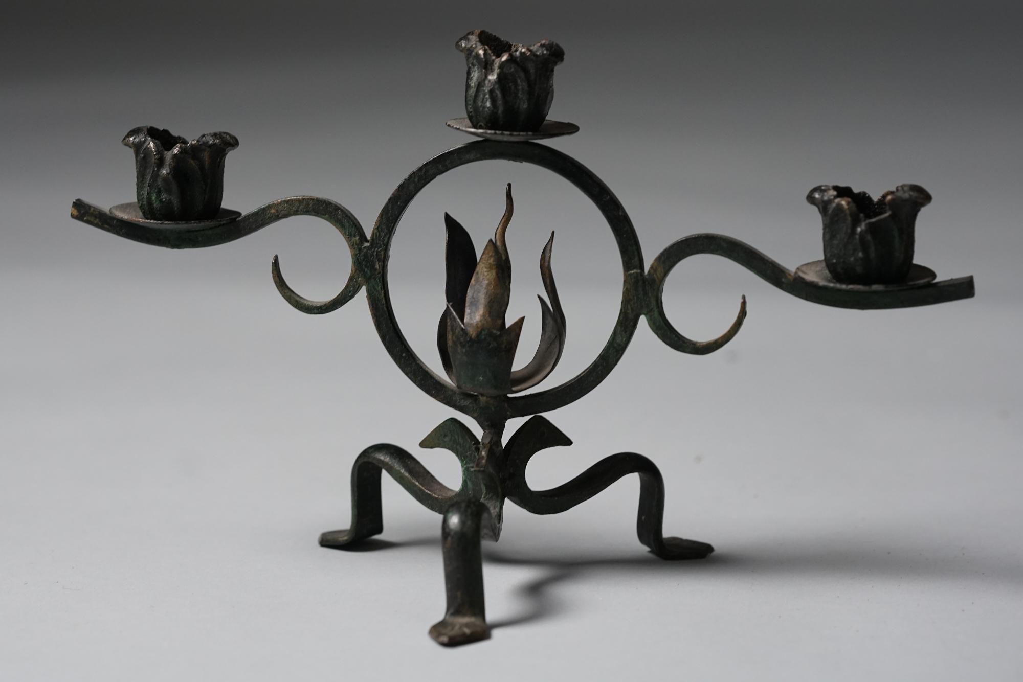 Bougeoir finlandais, années 1930/1940. Fer forgé. Les détails de la fleur et du feu sont magnifiques. Bon état vintage, patine d'usage. 
