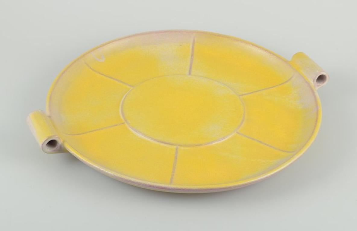 Plato de cerámica finlandesa de estilo Art Déco con esmalte amarillo. Art Decó en venta