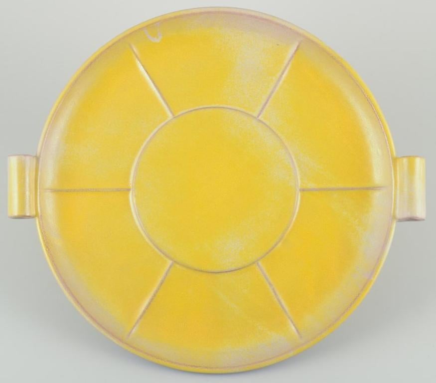 Plato de cerámica finlandesa de estilo Art Déco con esmalte amarillo. Finlandés en venta