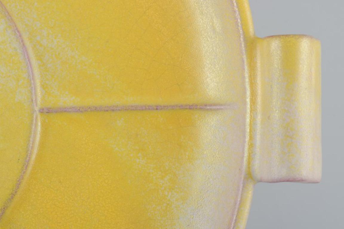 Plato de cerámica finlandesa de estilo Art Déco con esmalte amarillo. Glaseado en venta