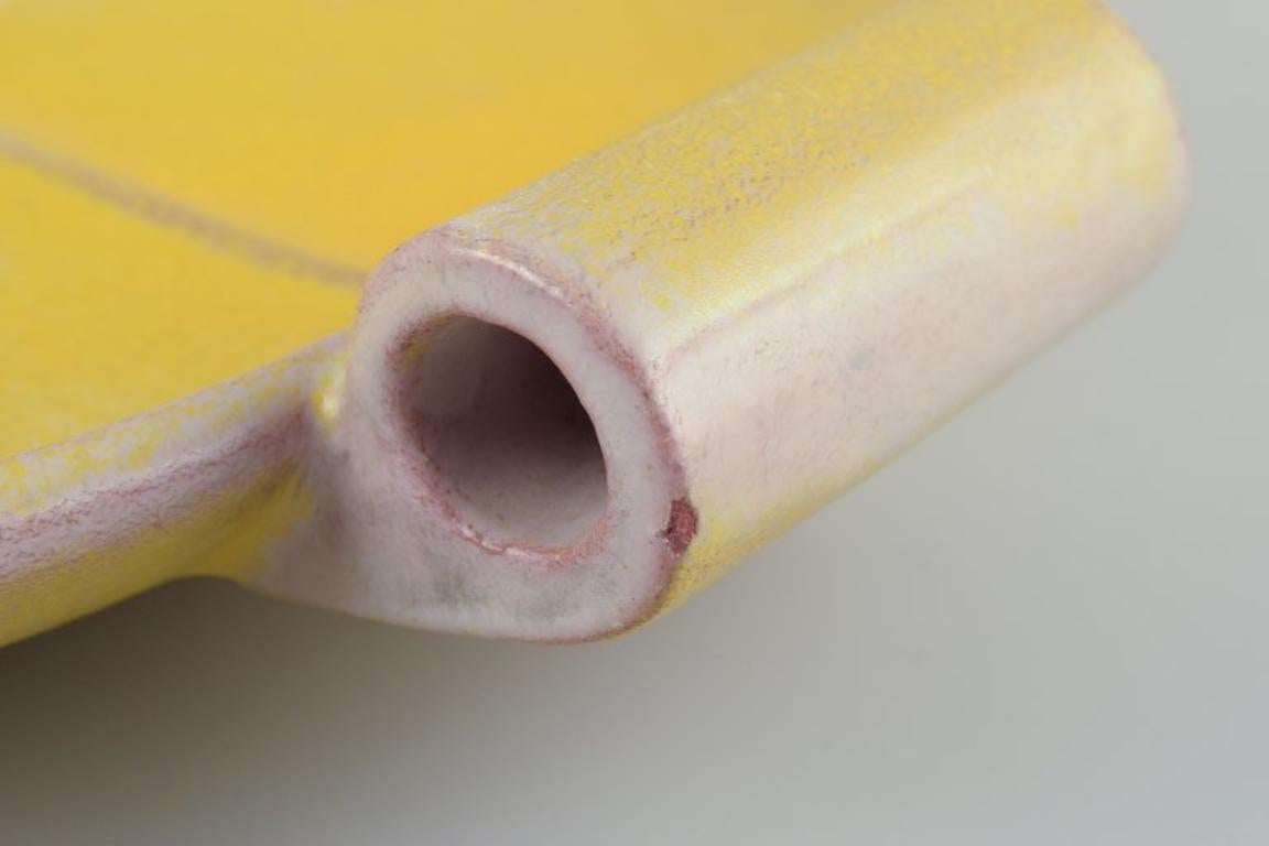 Plato de cerámica finlandesa de estilo Art Déco con esmalte amarillo. en Excelente estado para la venta en København, Copenhagen