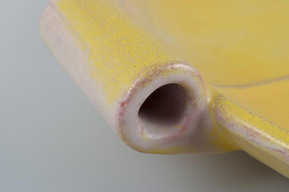 Plato de cerámica finlandesa de estilo Art Déco con esmalte amarillo. siglo XX en venta
