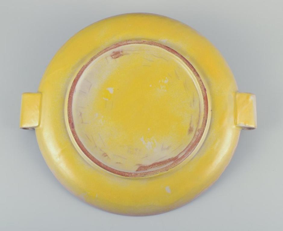 Plato de cerámica finlandesa de estilo Art Déco con esmalte amarillo. Cerámico en venta