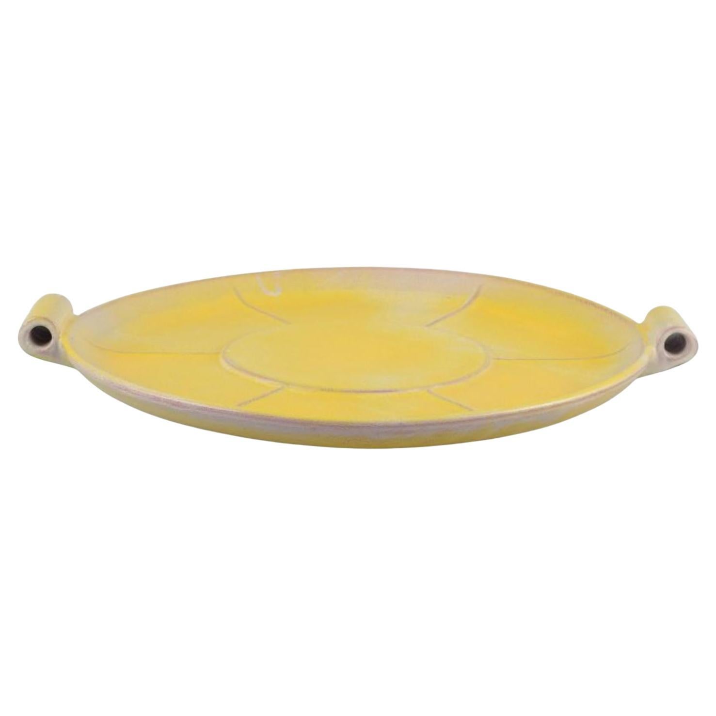 Plato de cerámica finlandesa de estilo Art Déco con esmalte amarillo. en venta