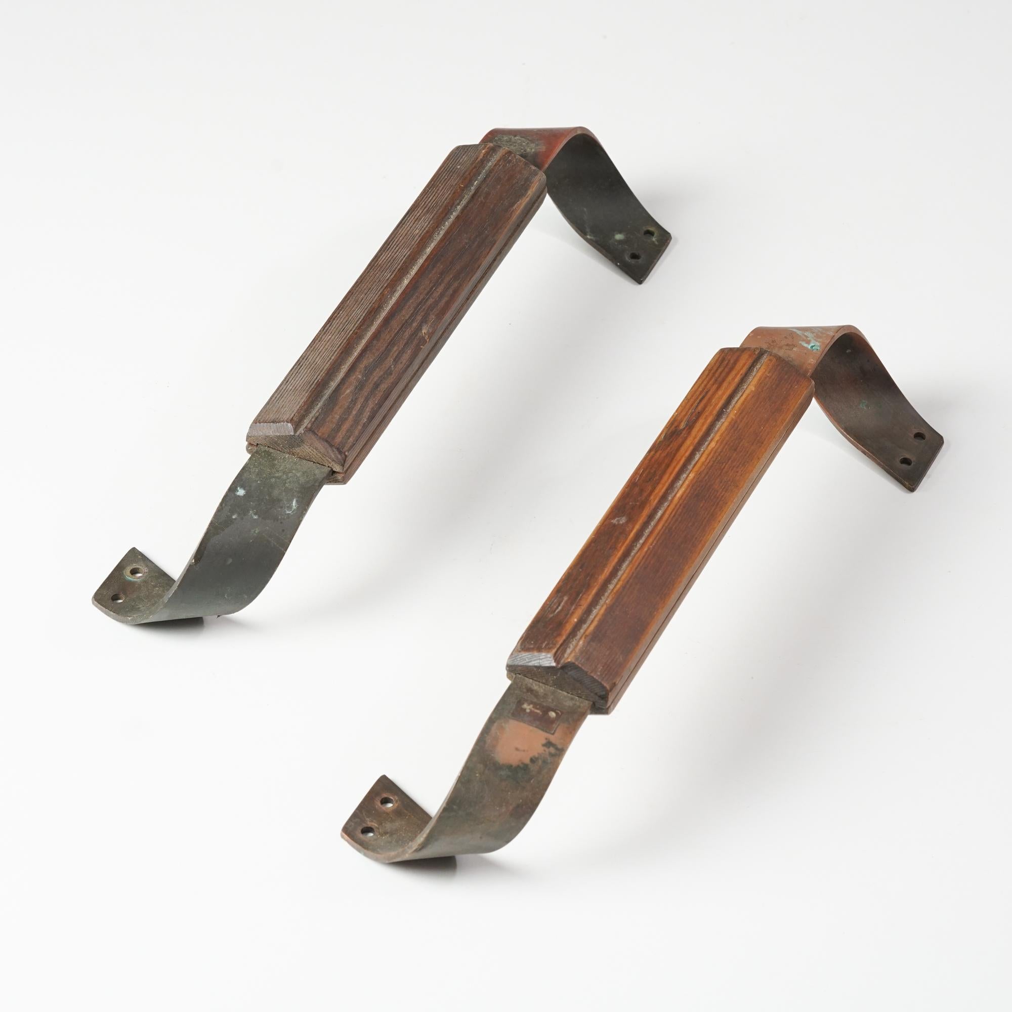 Poignées de porte finlandaises en cuivre et en pin des années 1930. Il rappelle le design d'Alvar Aalto. Bon état vintage, patine et usure correspondant à l'âge et à l'utilisation. Les poignées sont vendues en kit. 