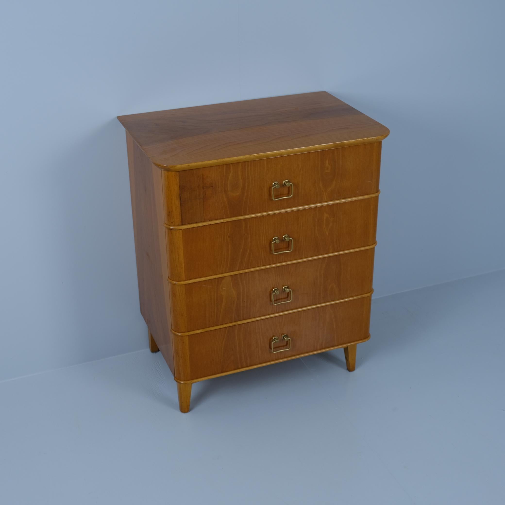 Una cómoda finlandesa típica de los años 50, de abedul macizo y chapa de madera. Este tamaño es realmente adecuado para cualquier habitación, ya sea un dormitorio, una cocina, un pasillo, un recibidor o un comedor. 

El diseño finlandés es apreciado