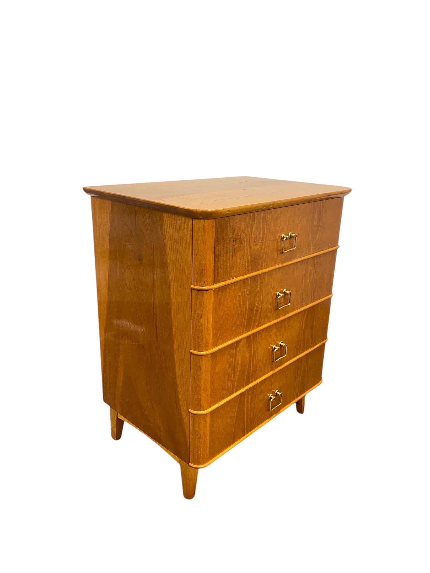 Finnish Cupboard in Birch, Circa 20th Century In Good Condition For Sale In Helsinki, FI