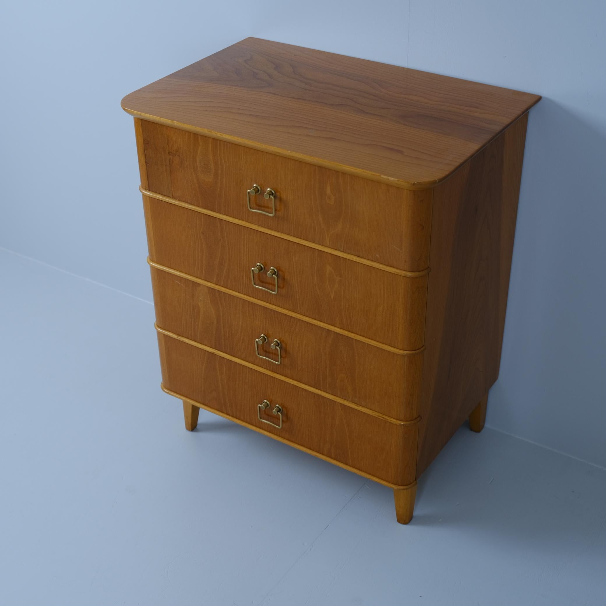 Armario Finlandés en Abedul, Circa Siglo XX en Bueno estado para la venta en Helsinki, FI