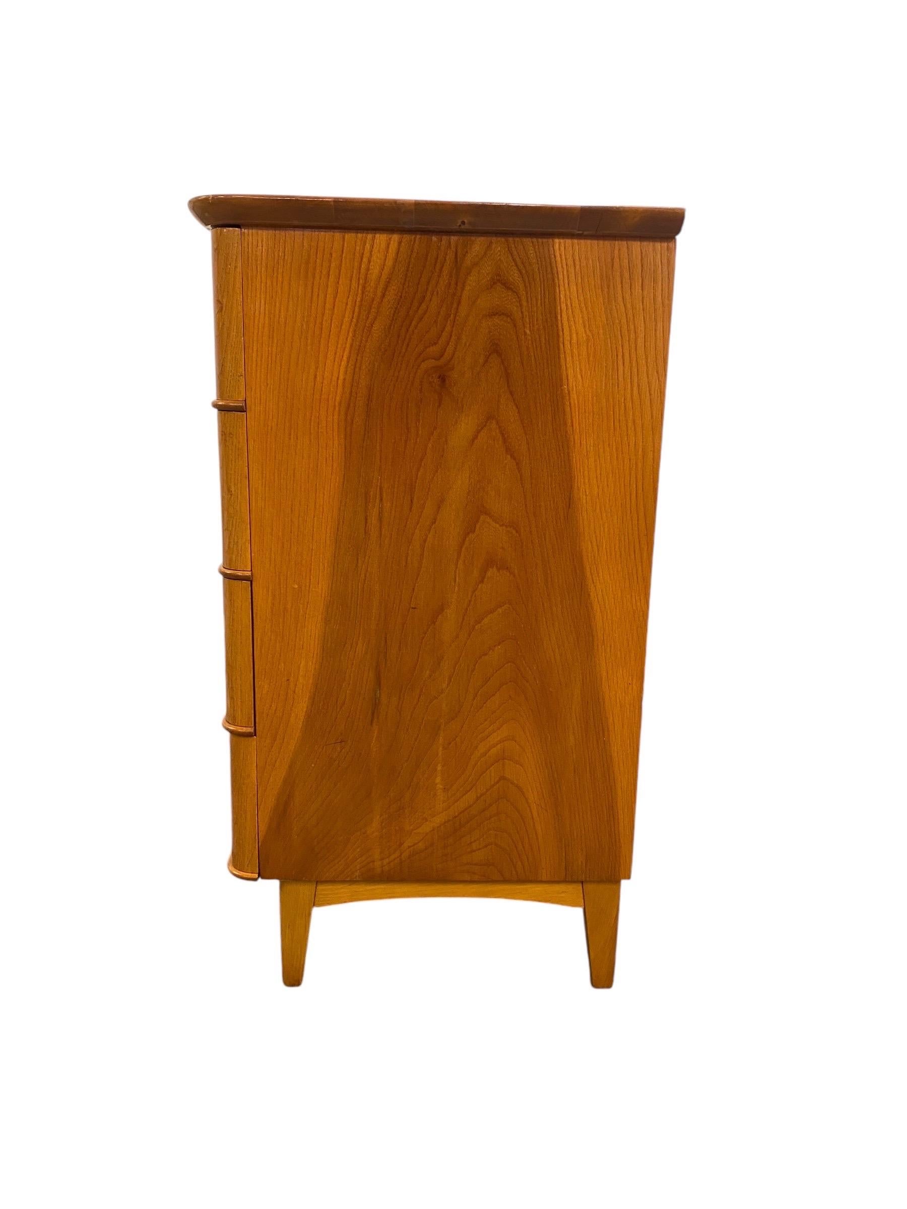 Finnish Cupboard in Birch, Circa 20th Century For Sale 3