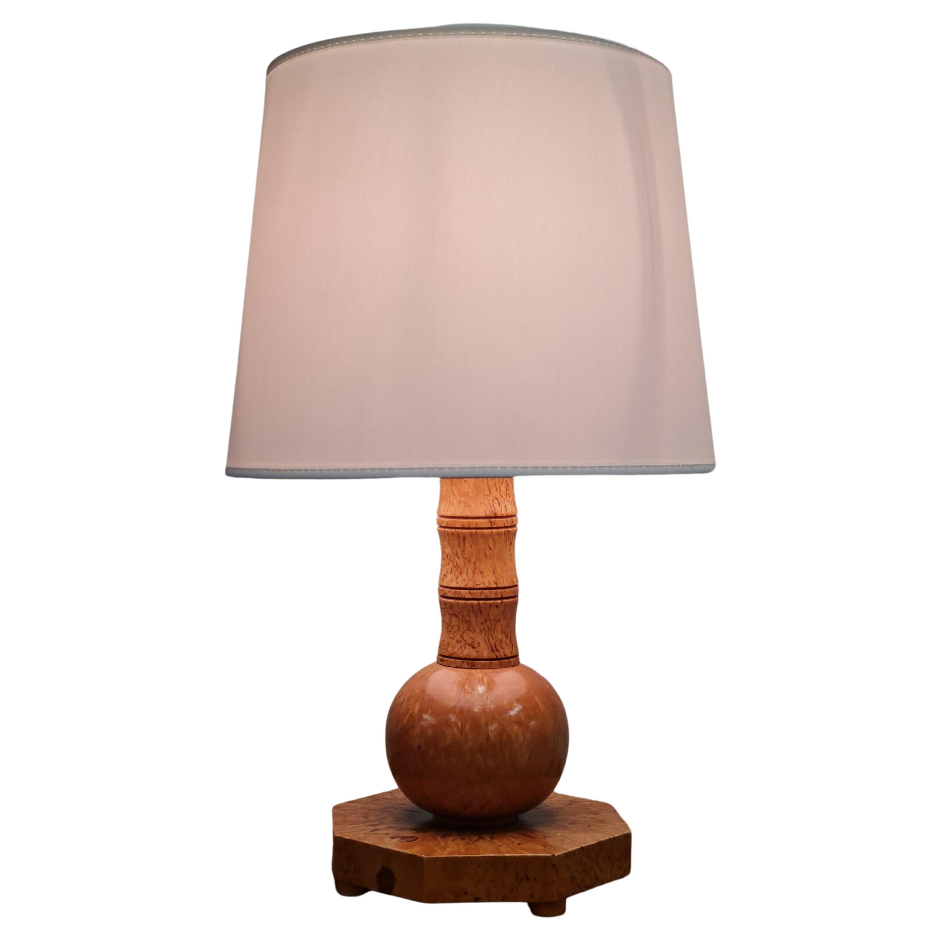 Lampada da tavolo finlandese in radica di betulla riccioluta, realizzata a mano, anni '40