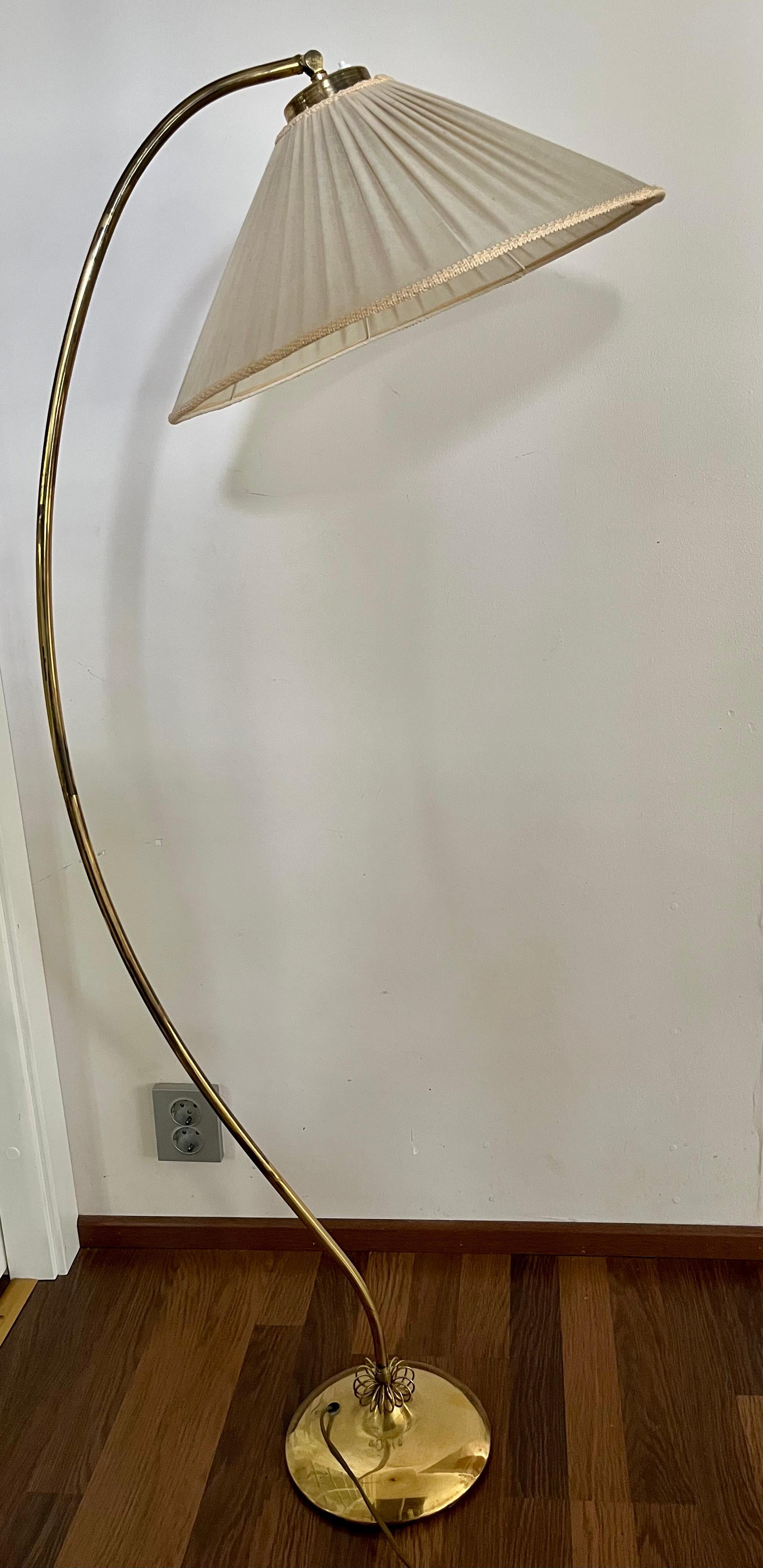 Soini Oy is a well-known Finnish lighting manufacturer that has produced high-quality designer lamps. Brass floor lamps, in particular, are highly valued for their timeless design and durability. These lamps often combine classic and modern