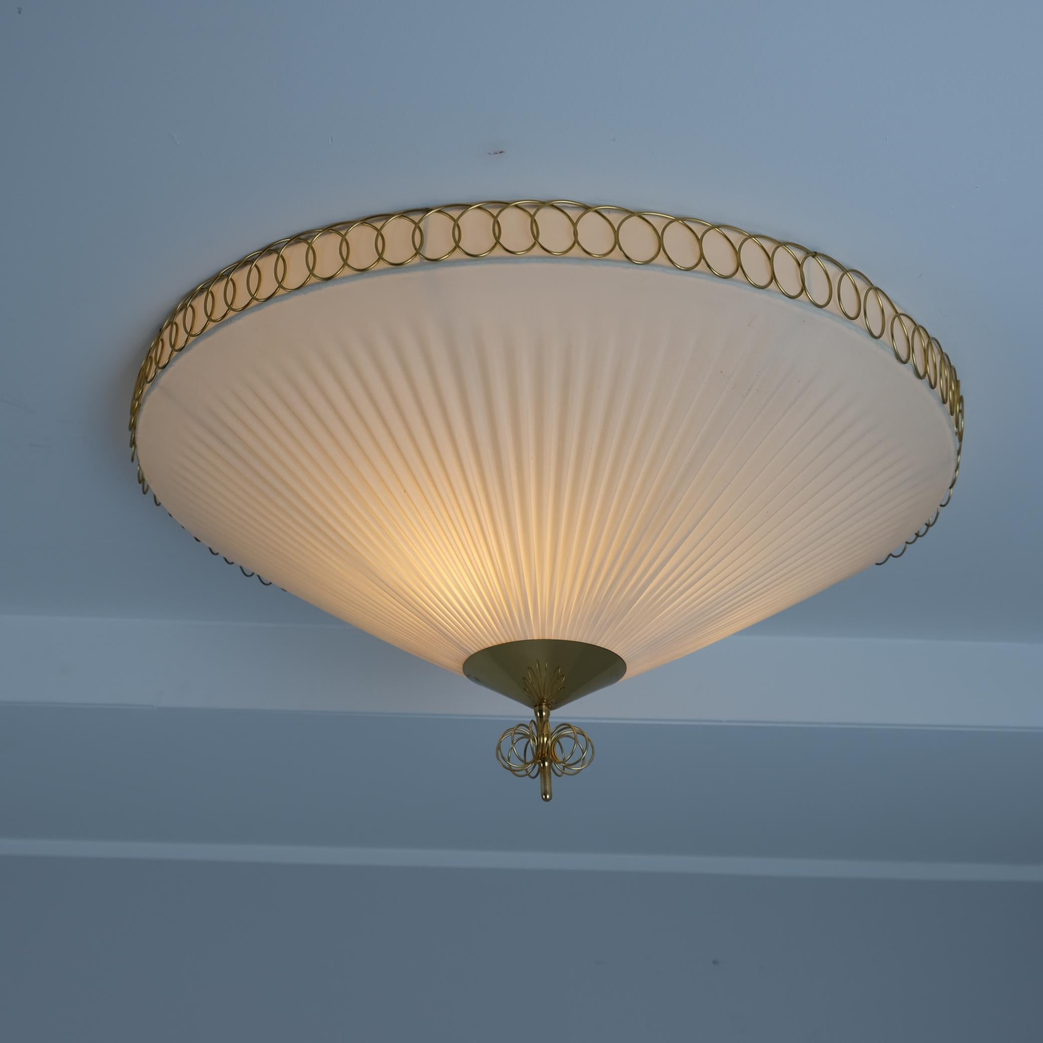 Una grande ed elegante plafoniera da incasso finlandese, modello 1241, prodotta da Valinte in Finlandia negli anni Cinquanta. Questo pezzo è un ottimo esempio di design finlandese di metà secolo, dove semplicità e funzionalità convergono per creare