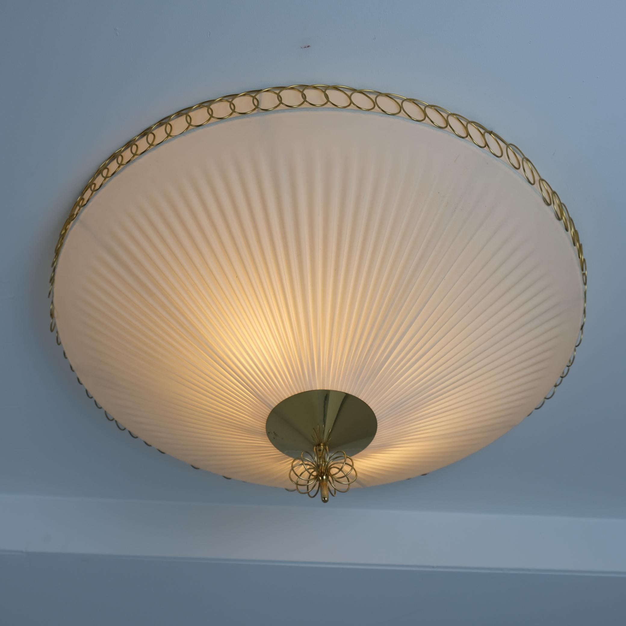 Mid-Century moderno Lampada da incasso di design finlandese modello 1241 in ottone e tessuto sintetico, Valinte 1950 in vendita