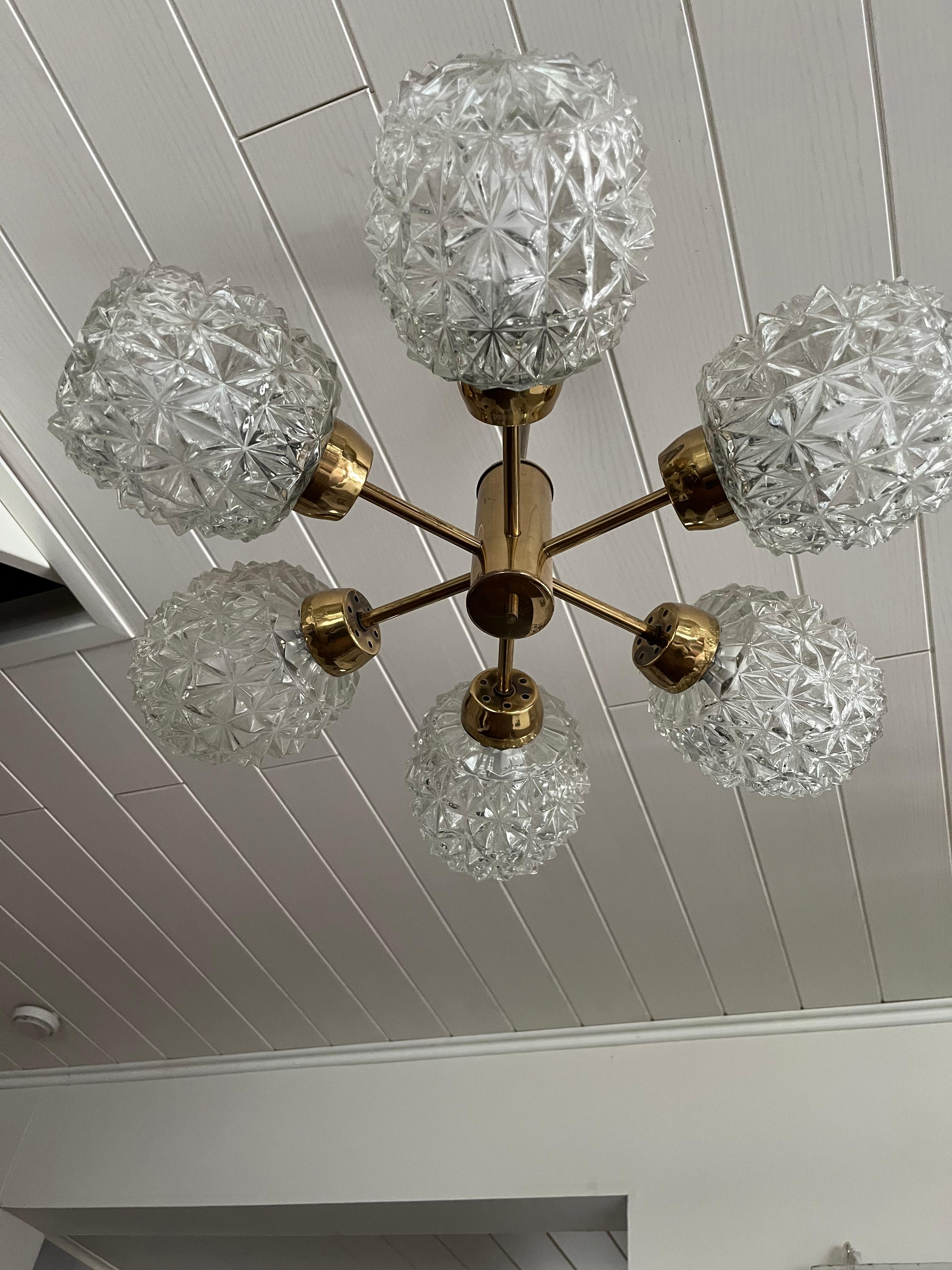 Hyval è un noto produttore specializzato in apparecchi di illuminazione di alta qualità. Le loro lampade in ottone e vetro rappresentano un design senza tempo e un'artigianalità duratura. Ad esempio, la lampada da soffitto **Hyval 1960s** combina