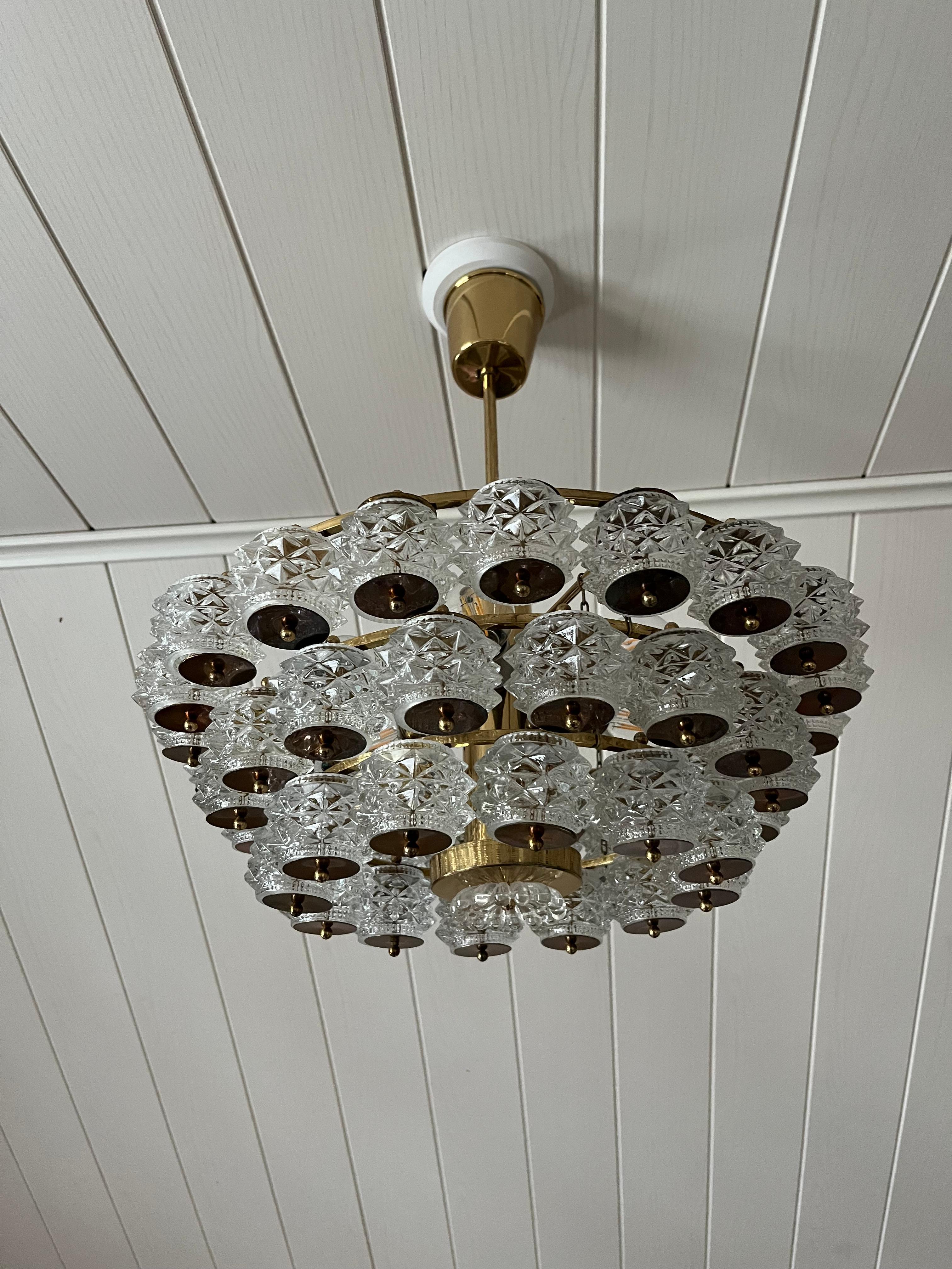 Hyval is a well-known manufacturer specializing in high-quality lighting fixtures. Their brass and glass lamps represent timeless design and durable craftsmanship. For example, the **Hyval 1960s ceiling lamp** combines crystal and brass, creating an