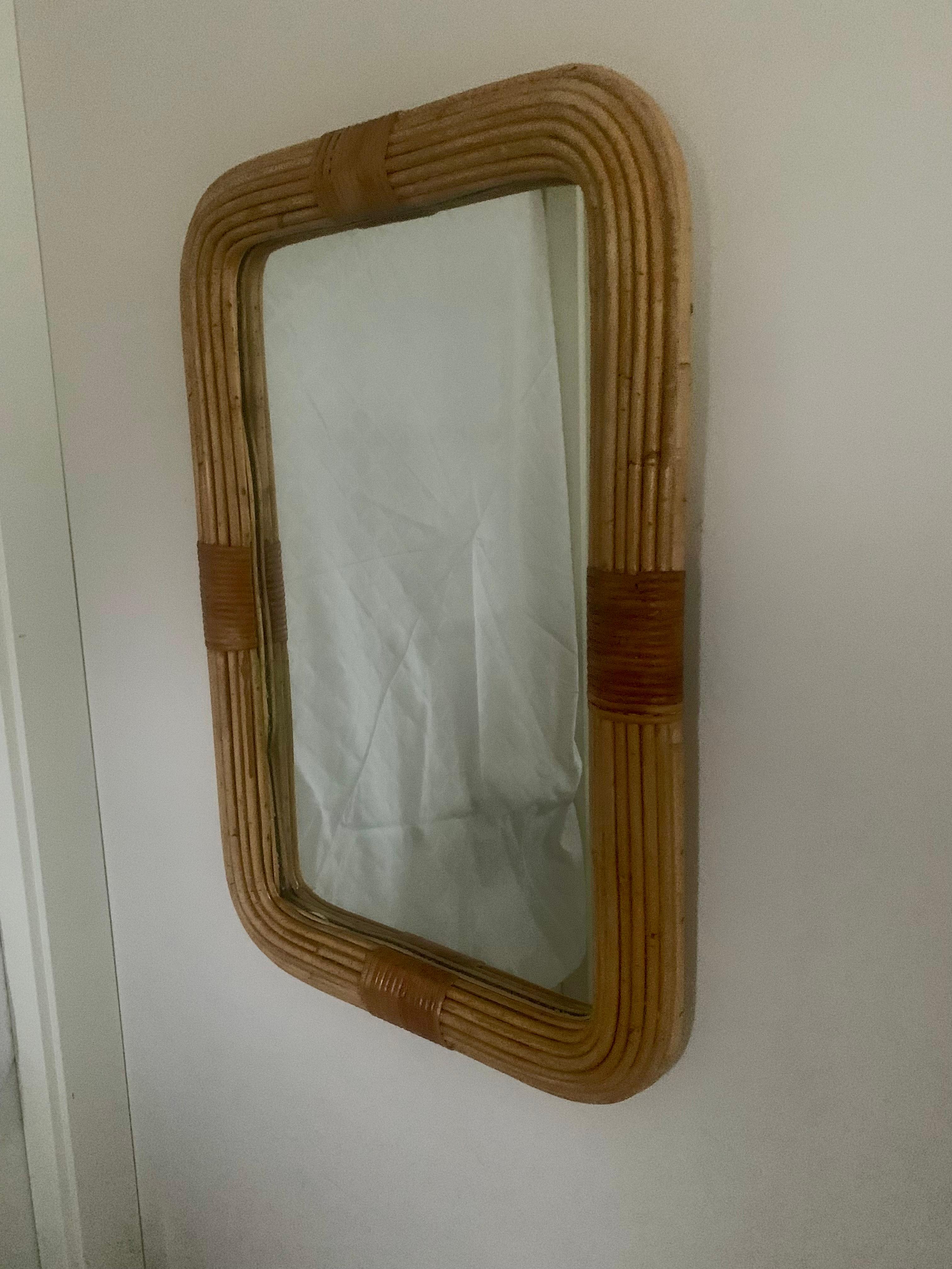 **Bellissimo specchio finlandese**

Questo bellissimo specchio finlandese è realizzato con materiali in rattan lavorati a mano e conferisce un'atmosfera naturale e tranquilla al tuo arredamento. Lo specchio è realizzato a mano e ogni pezzo è unico,