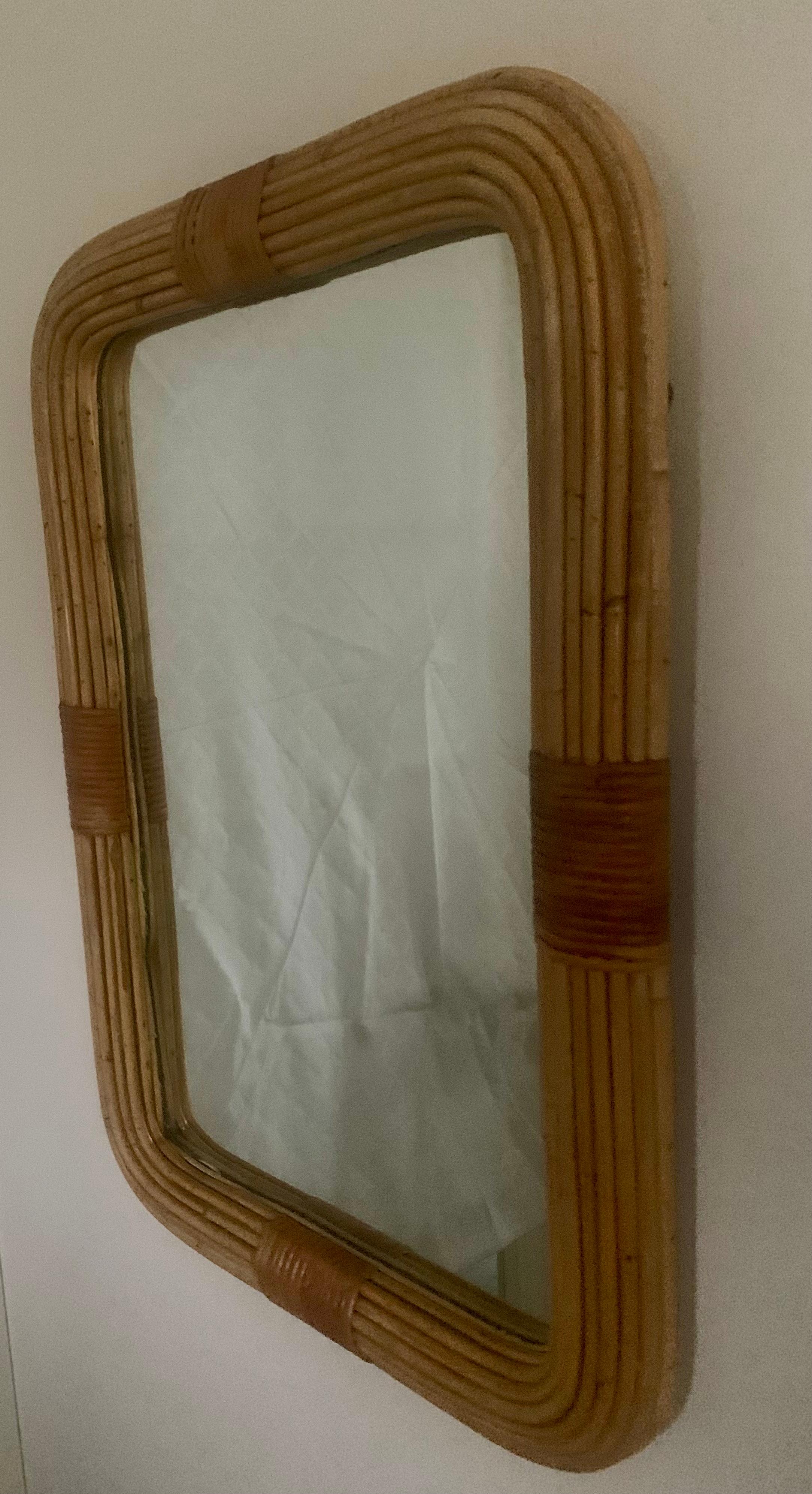Scandinavo moderno Specchio da parete in rattan dal design finlandese in vendita
