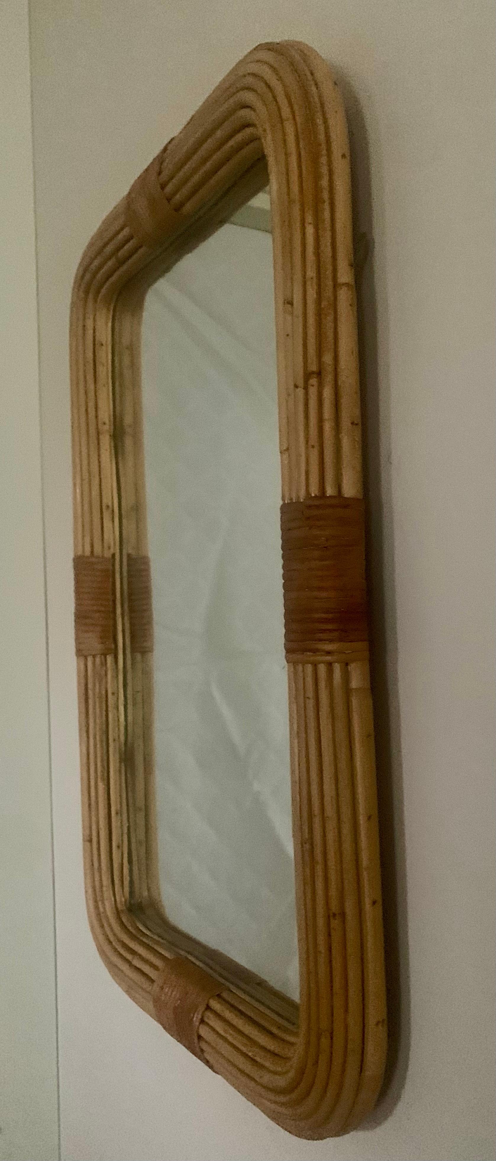 Specchio da parete in rattan dal design finlandese In condizioni buone in vendita a Hyvinkää, FI