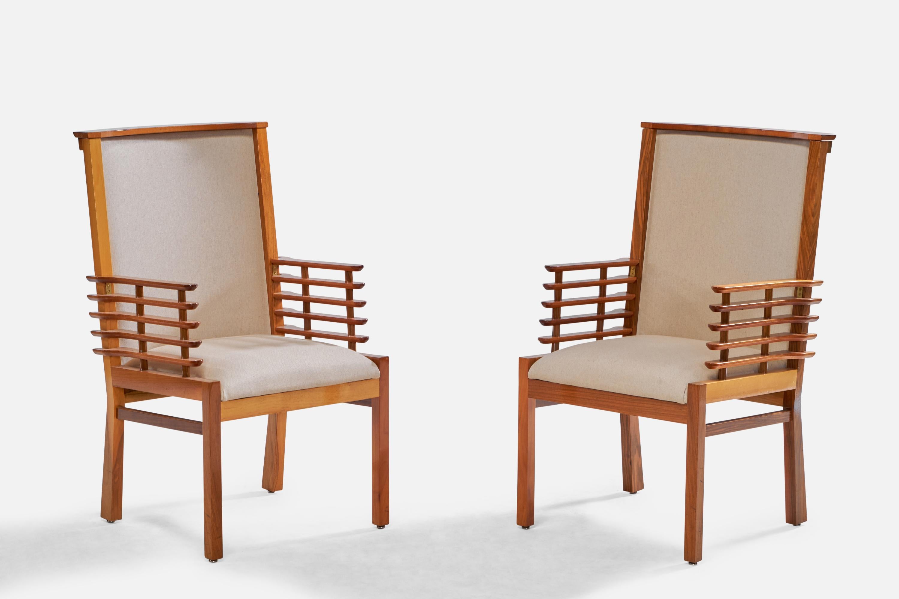 Paire de fauteuils en noyer et tissu blanc cassé, conçus et produits en Finlande, années 1950. 

Provenance : Helsingin Puhelinyhdistys

Hauteur du siège : 19.5