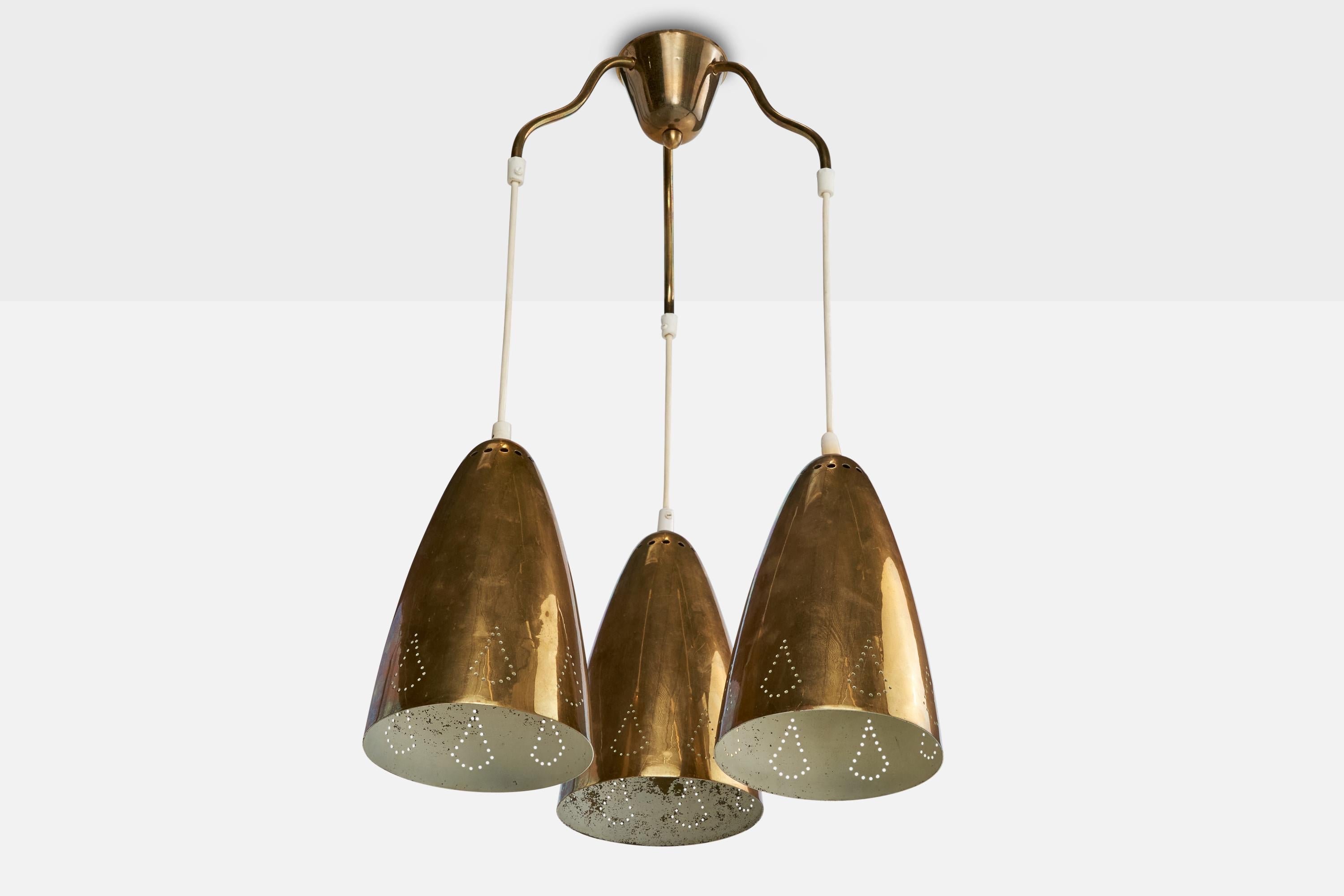 Lampadario regolabile in ottone progettato e prodotto in Finlandia, anni '50 circa.

Dimensioni complessive (pollici): 27