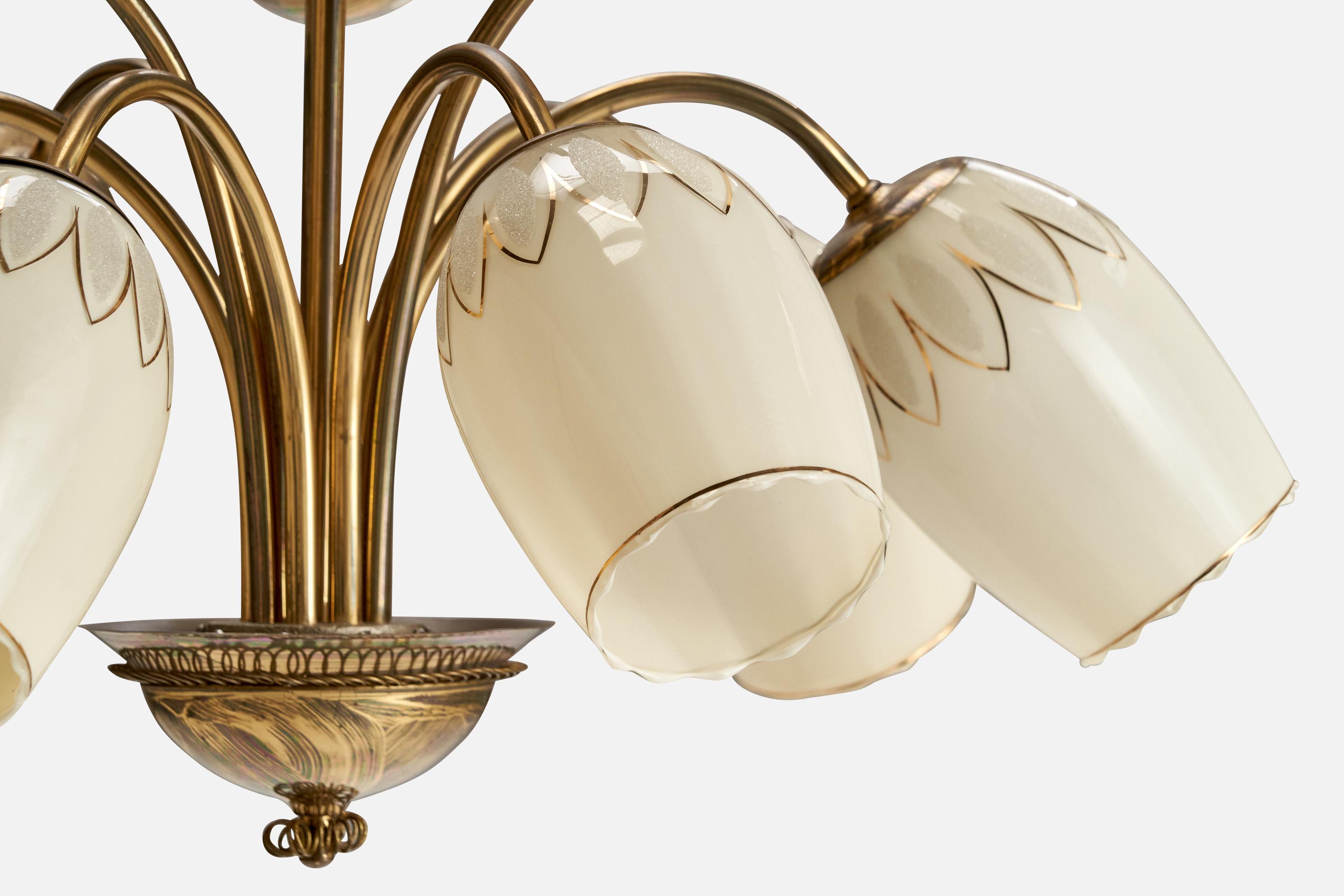 Metà XX secolo Designer finlandese, lampadario, ottone, vetro, acrilico, Finlandia, anni '40 in vendita