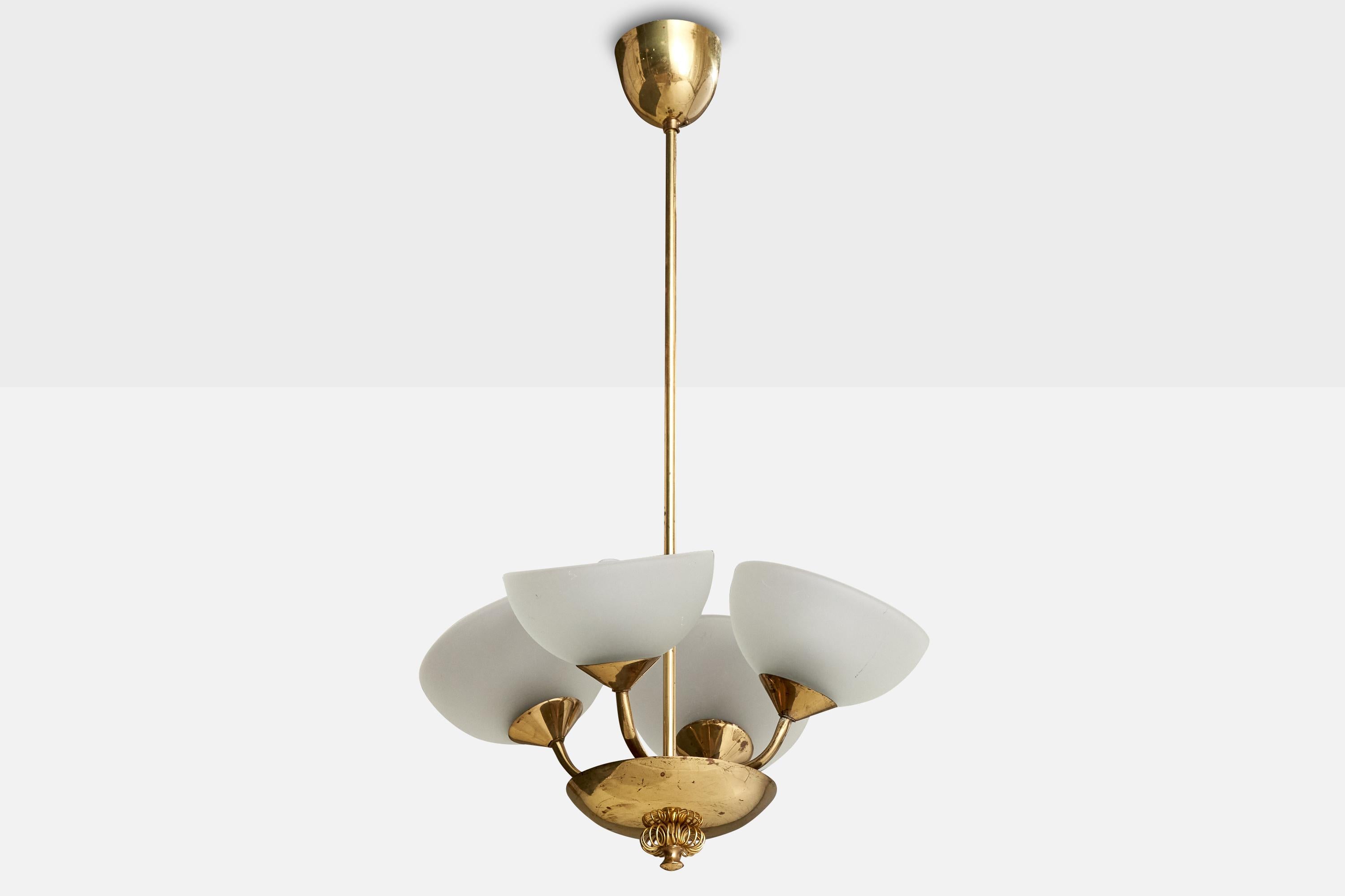 Lampadario in ottone e vetro opalino progettato e prodotto in Finlandia, anni '40 circa.

Dimensioni complessive (pollici): 29,25