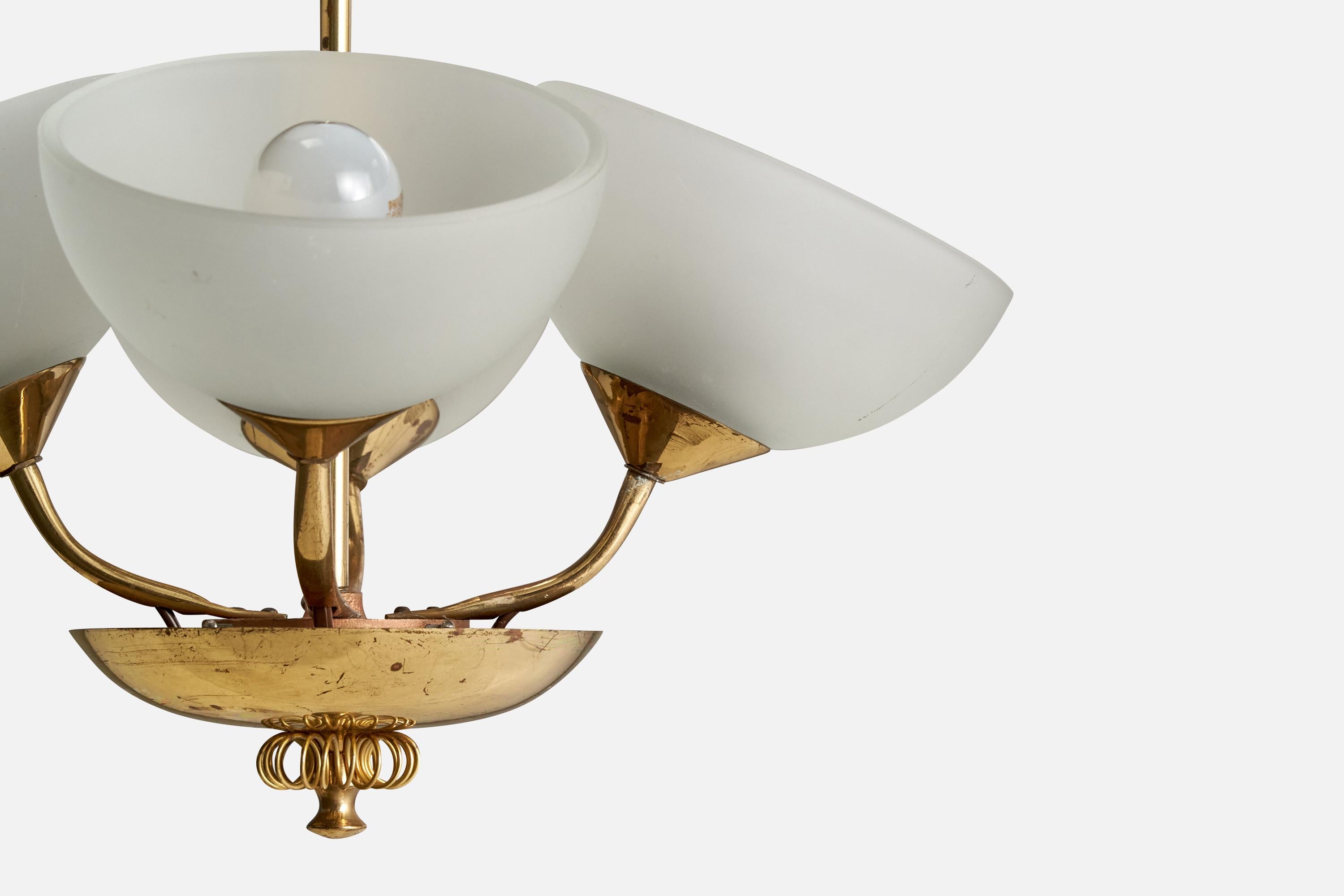 Metà XX secolo Designer finlandese, lampadario, ottone, vetro, Finlandia, anni '40 in vendita