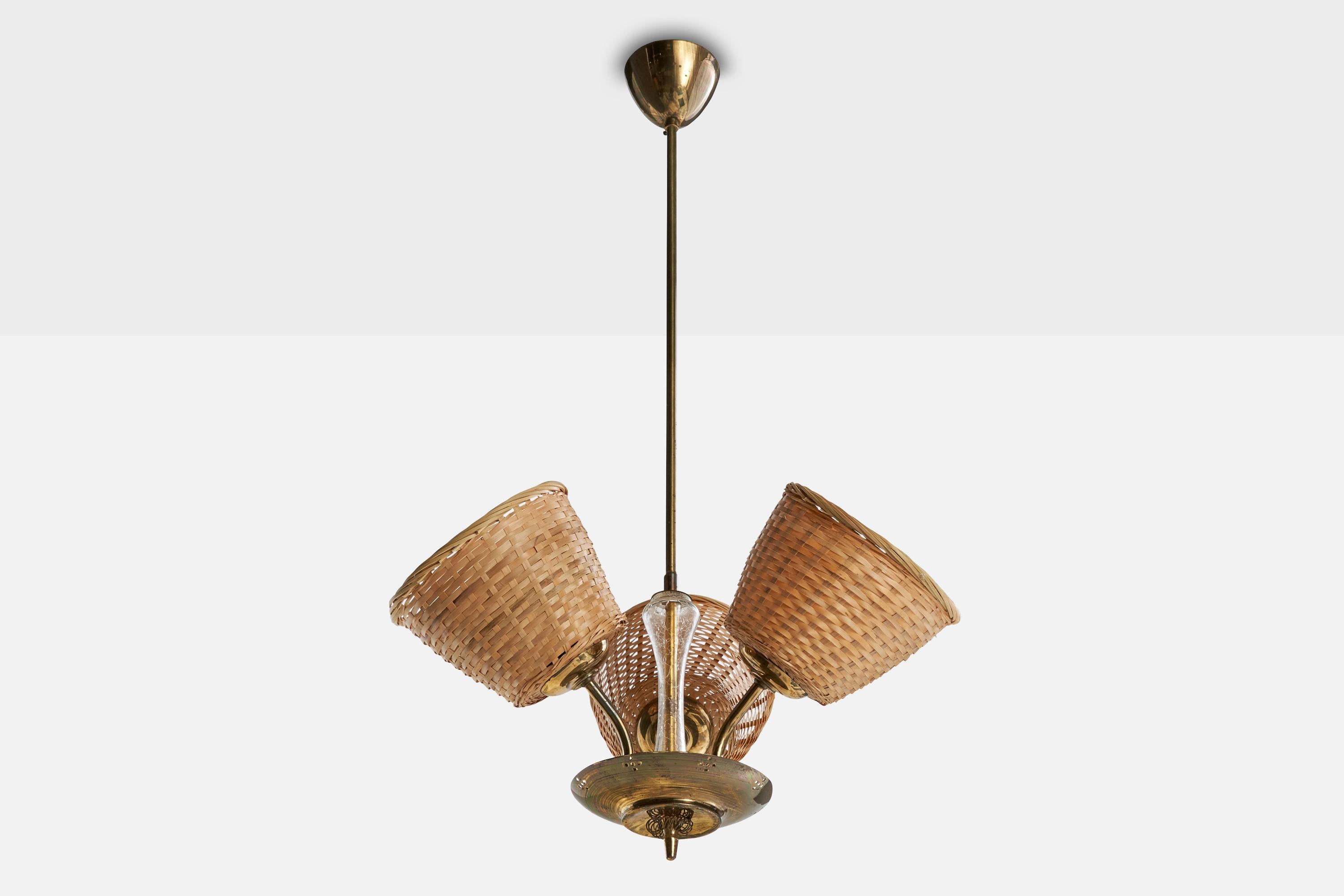 Lampadario in ottone, vetro e rattan progettato e prodotto in Finlandia, anni '40 circa.

Dimensioni complessive (pollici): 33