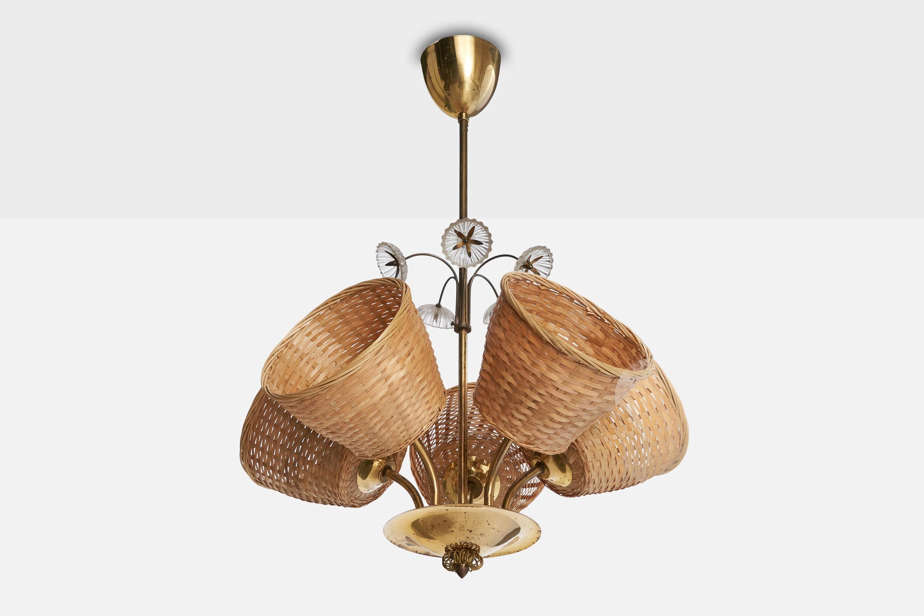 Lustre en laiton, verre et rotin conçu et produit en Finlande, c.C. 1940.

Dimensions globales (pouces) : 28