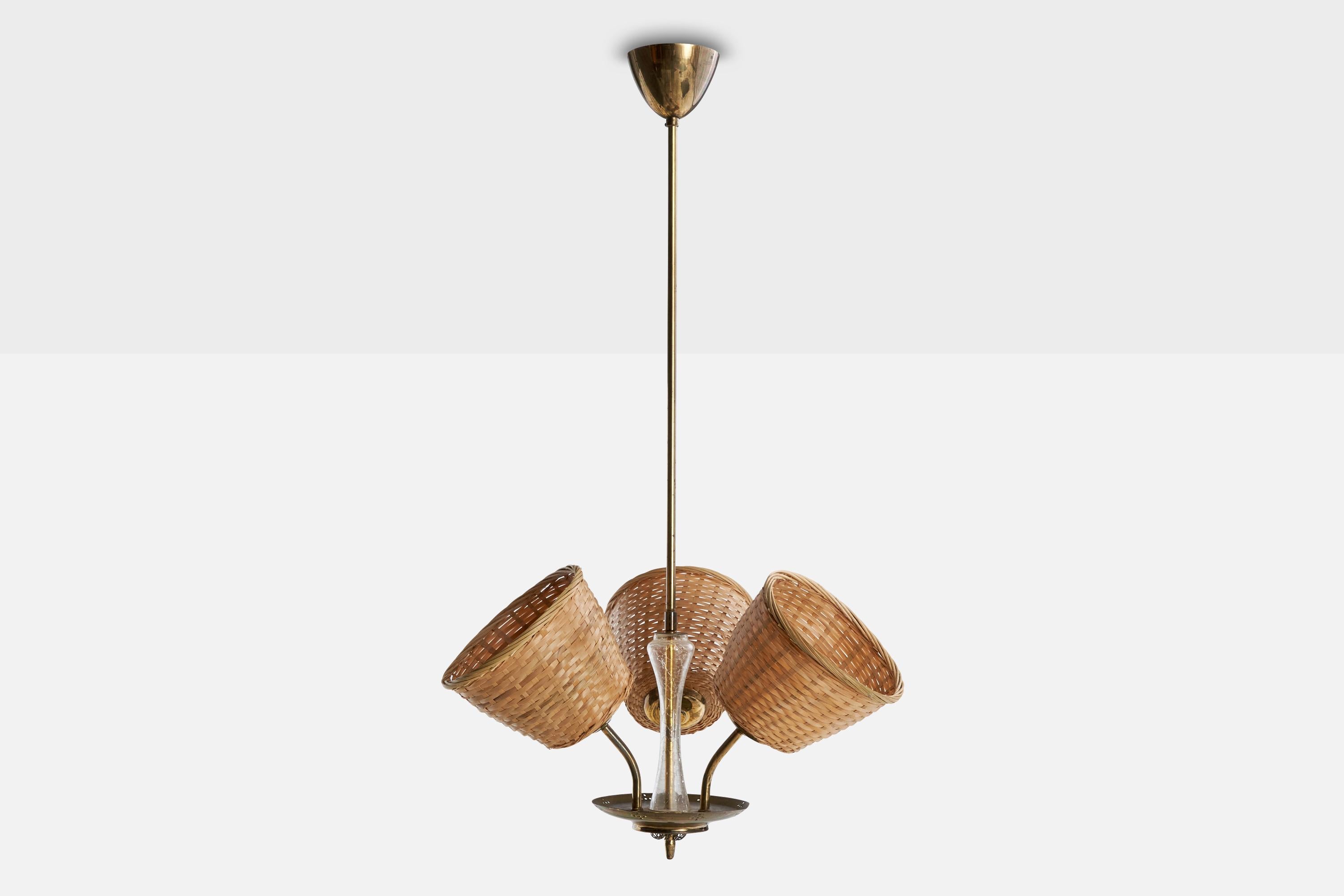 Scandinavo moderno Designer finlandese, lampadario, ottone, vetro, rattan, Finlandia, anni '40 in vendita