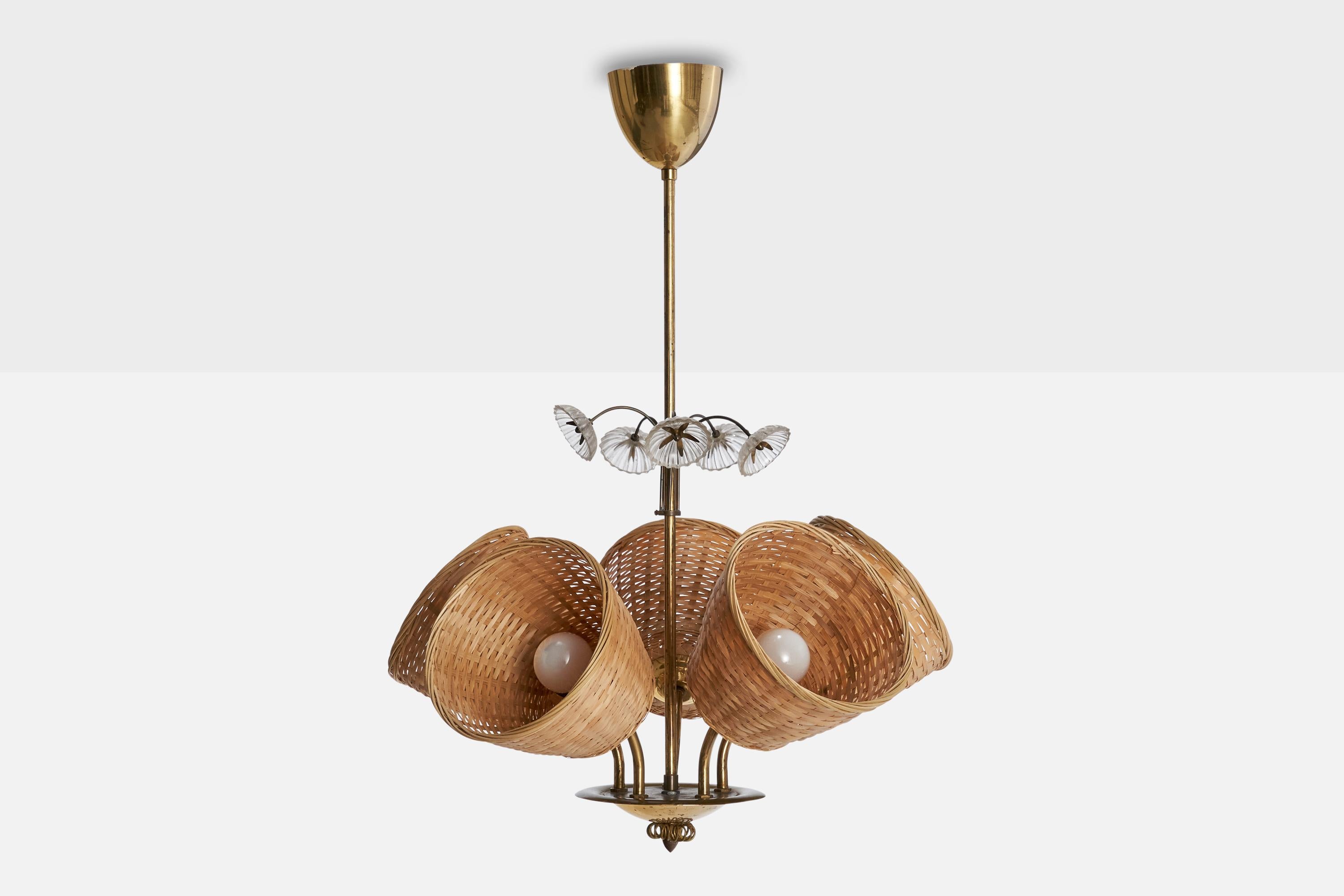 Scandinave moderne Designer finlandais, lustre, laiton, verre, rotin, Finlande, années 1940 en vente