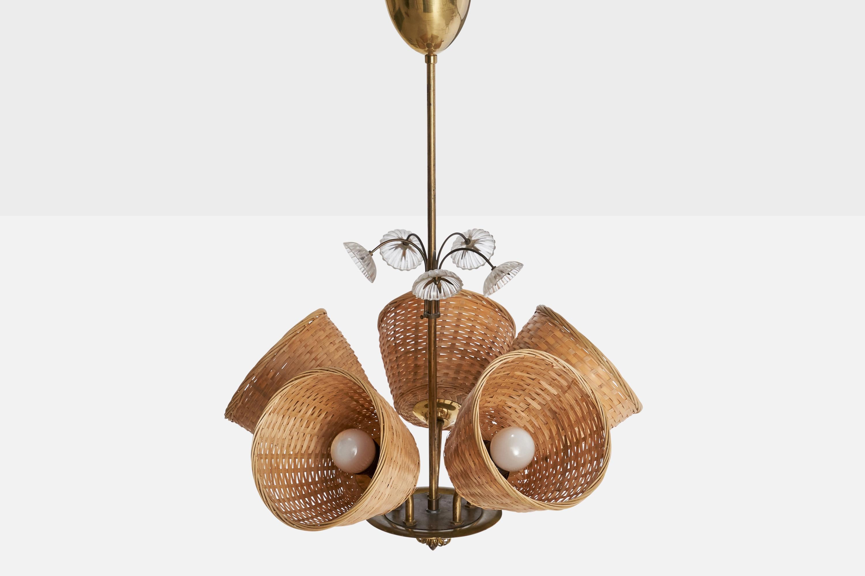 Finlandais Designer finlandais, lustre, laiton, verre, rotin, Finlande, années 1940 en vente