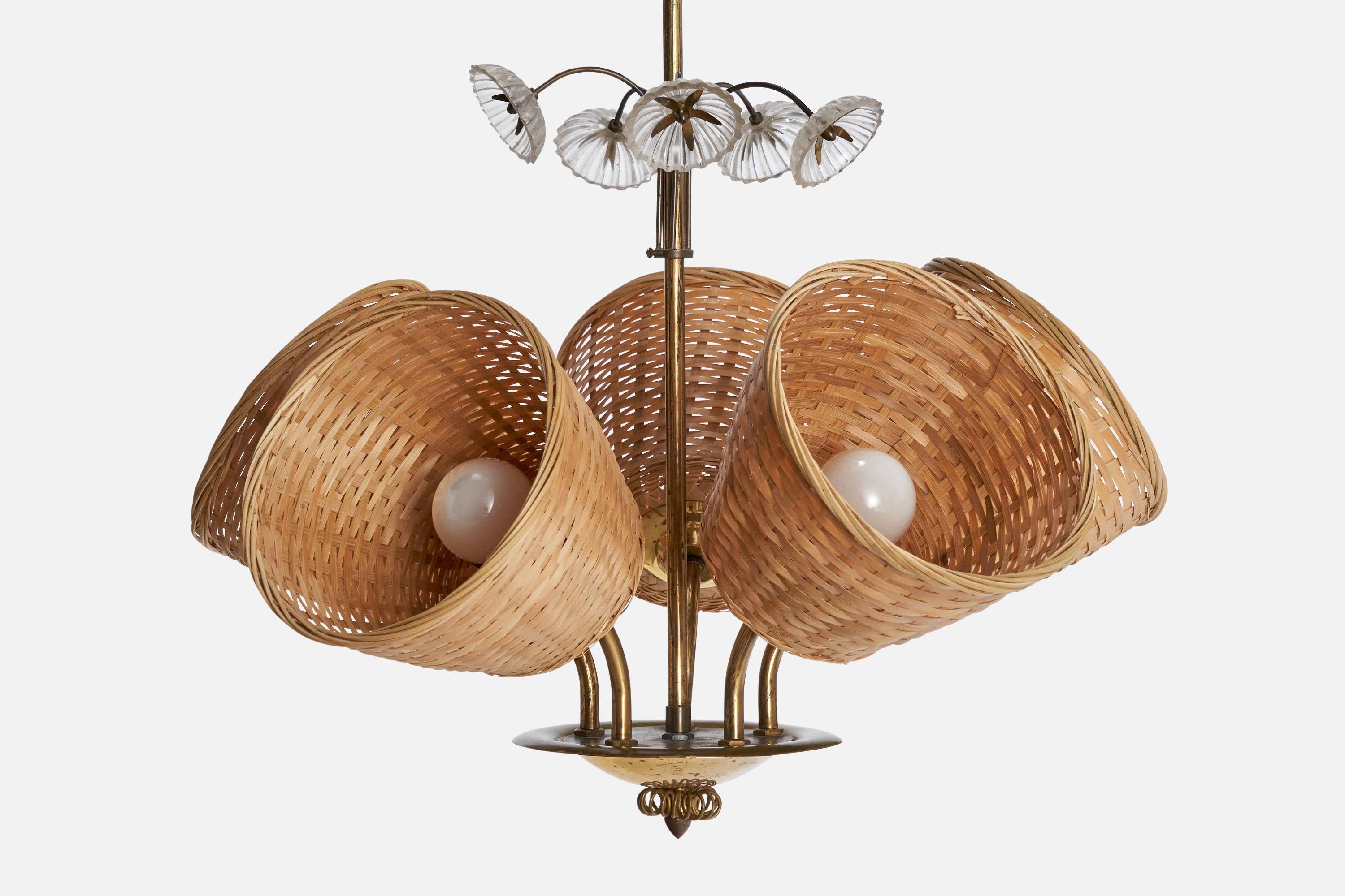 Designer finlandais, lustre, laiton, verre, rotin, Finlande, années 1940 Bon état - En vente à High Point, NC