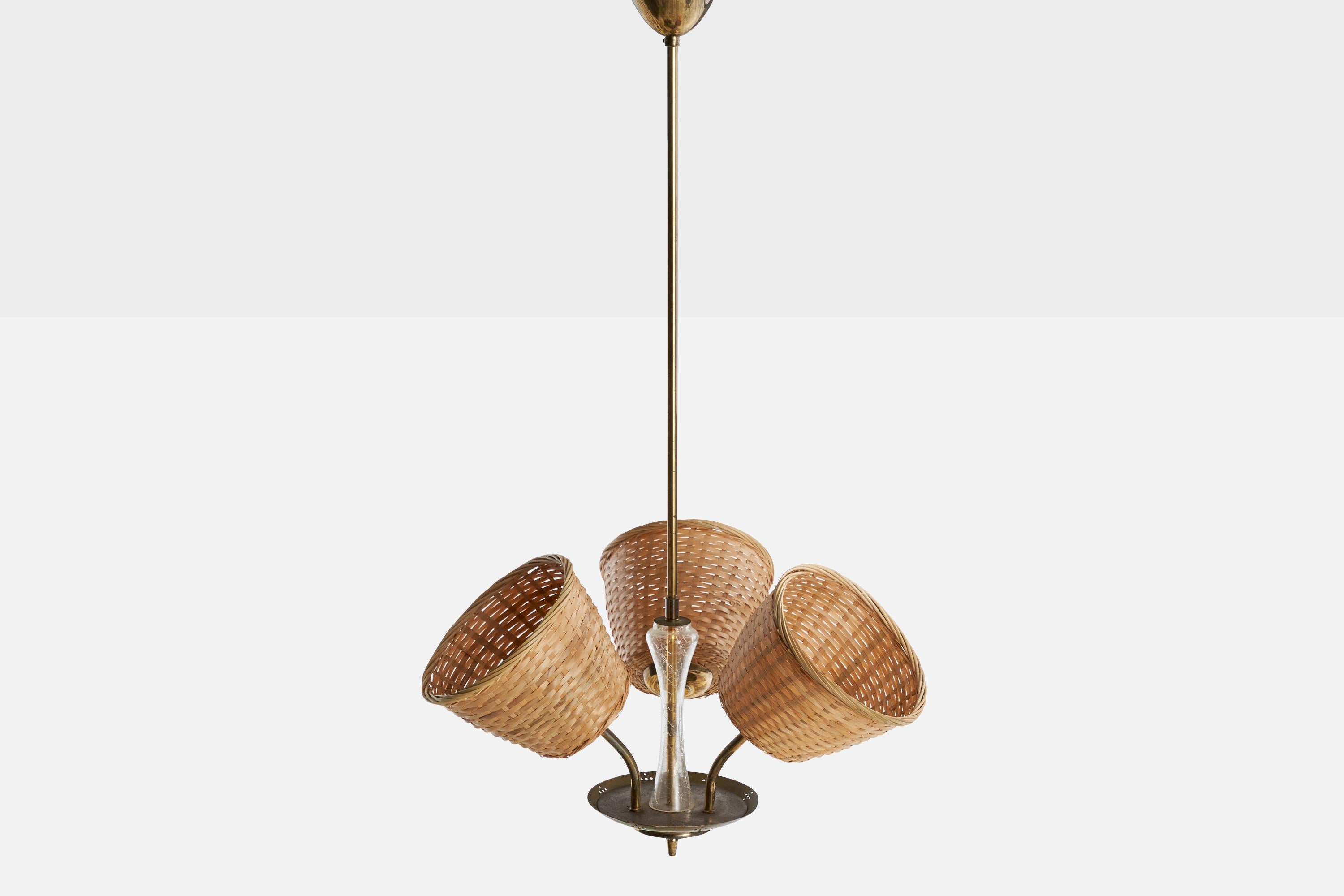Metà XX secolo Designer finlandese, lampadario, ottone, vetro, rattan, Finlandia, anni '40 in vendita