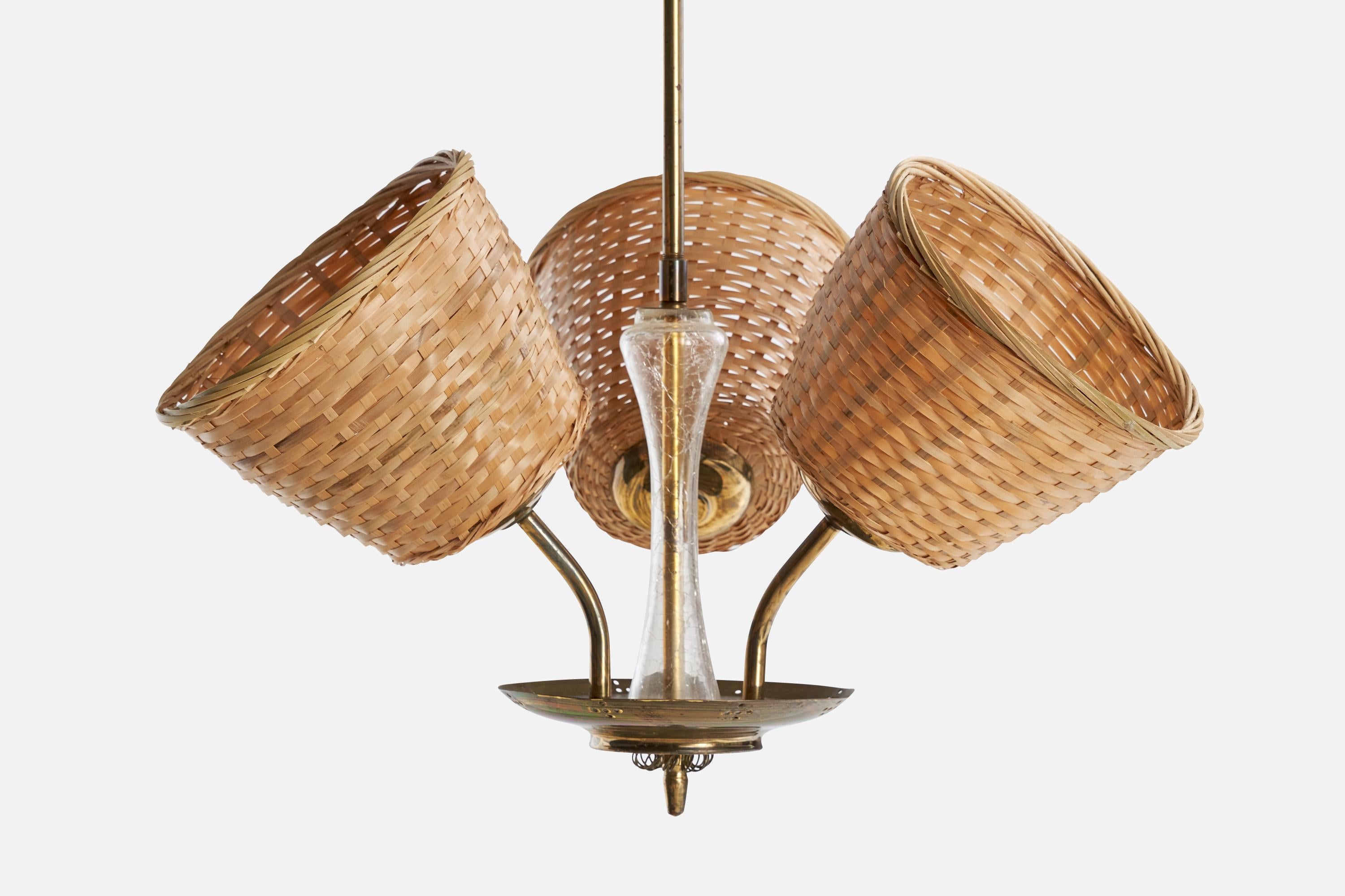 Ottone Designer finlandese, lampadario, ottone, vetro, rattan, Finlandia, anni '40 in vendita