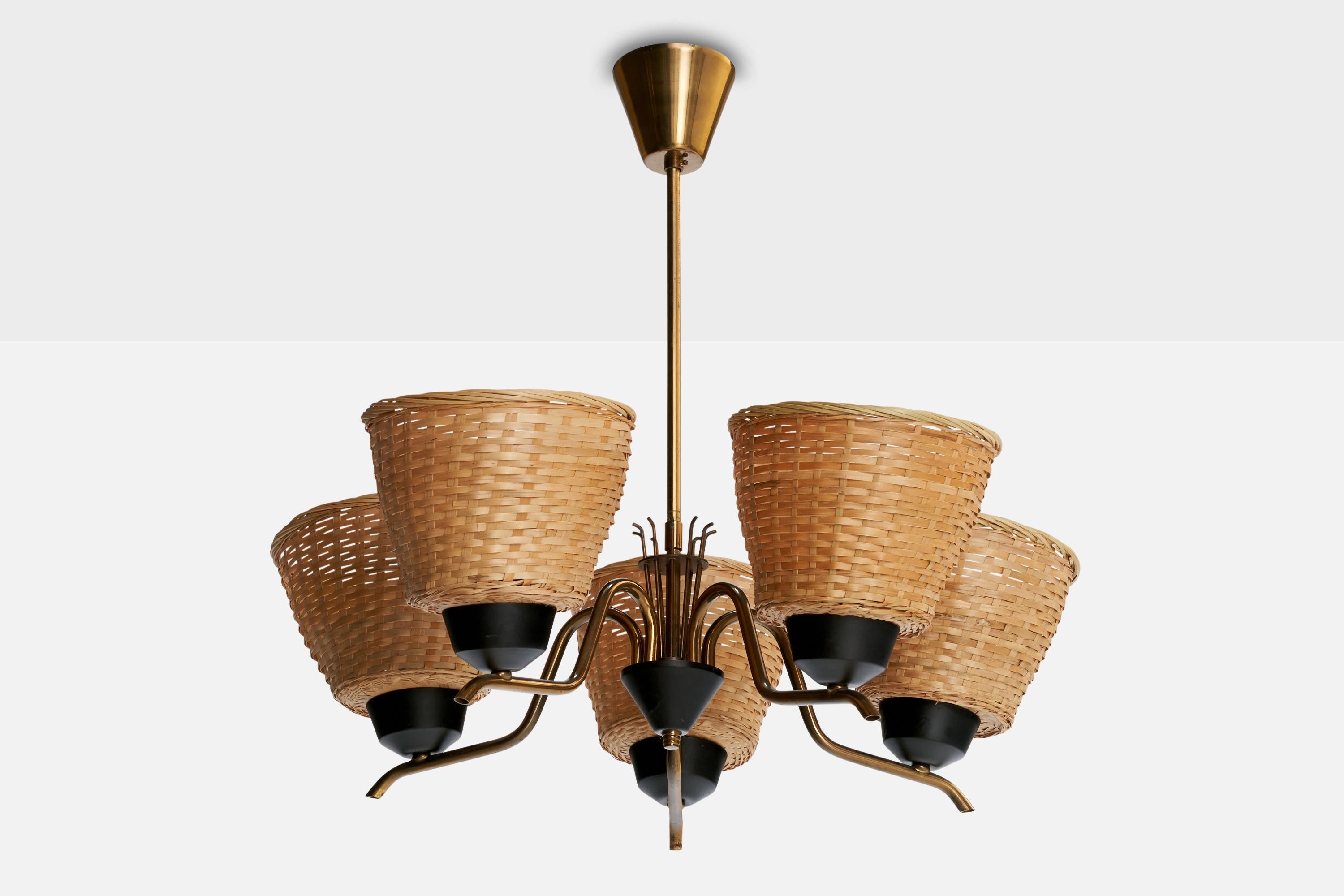 Lampadario in ottone, metallo laccato nero e rattan progettato e prodotto in Finlandia, anni '50 circa.

Paralumi in rattan assortiti.

Dimensioni complessive (pollici): 21,375